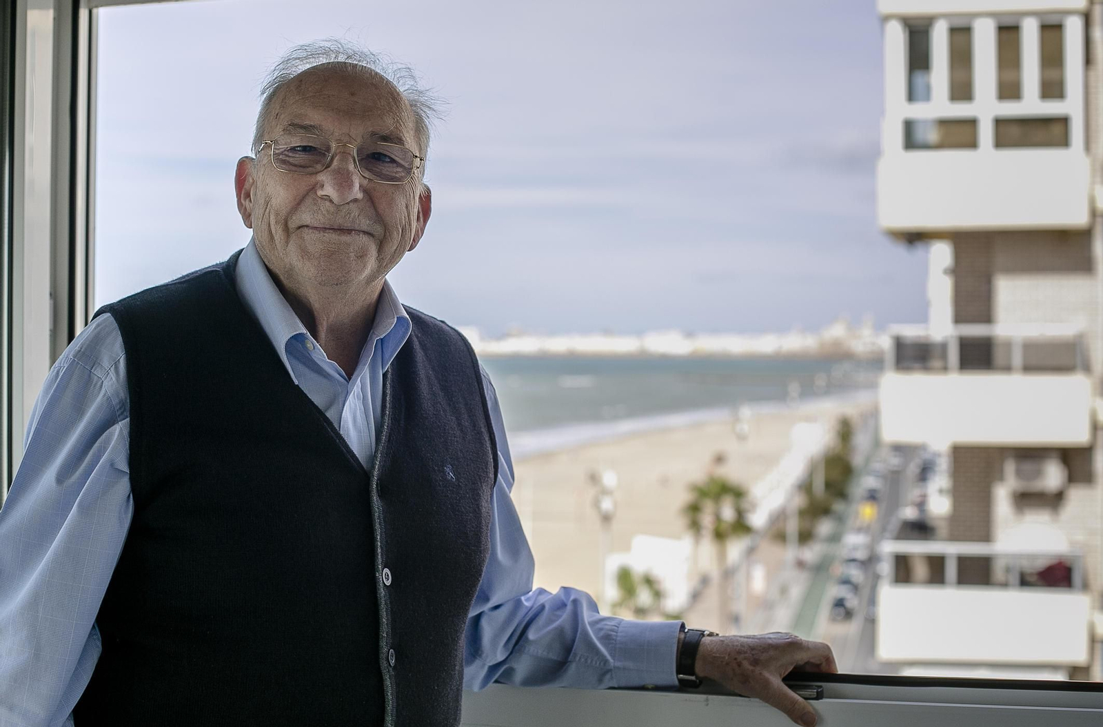 Juan Bartual este lunes en la terraza de su casa de Cádiz.