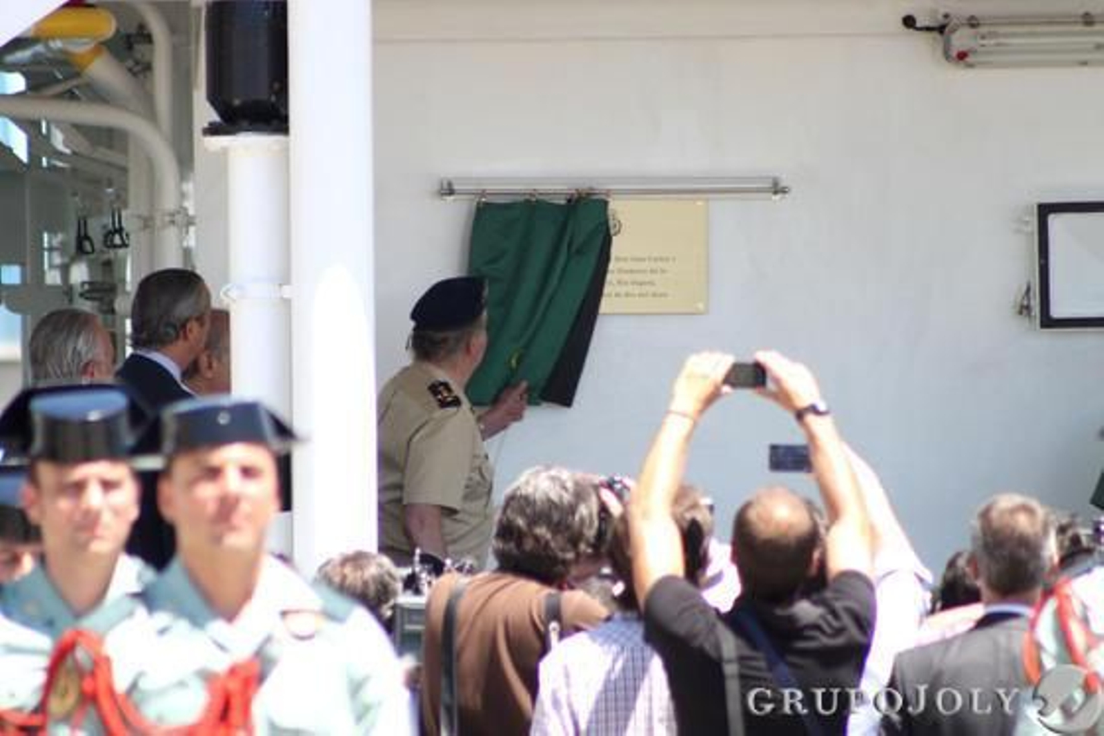 Don Juan Carlos muestra su apoyo a los pescadores y a la Guardia Civil por el trabajo que realizan./Fran Montes