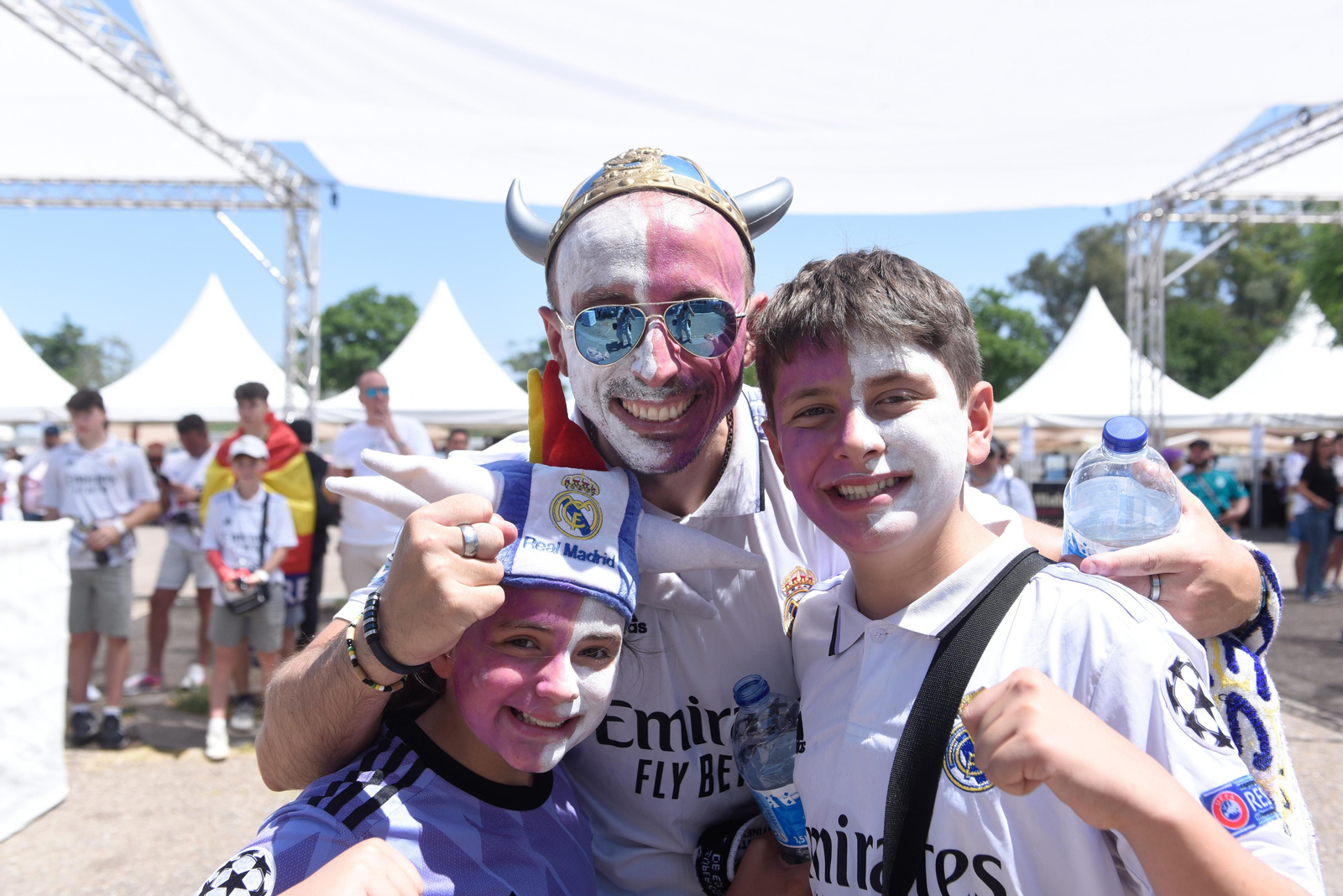 Búscate en la galería gráfica de las aficiones de Osasuna y Real Madrid en Sevilla