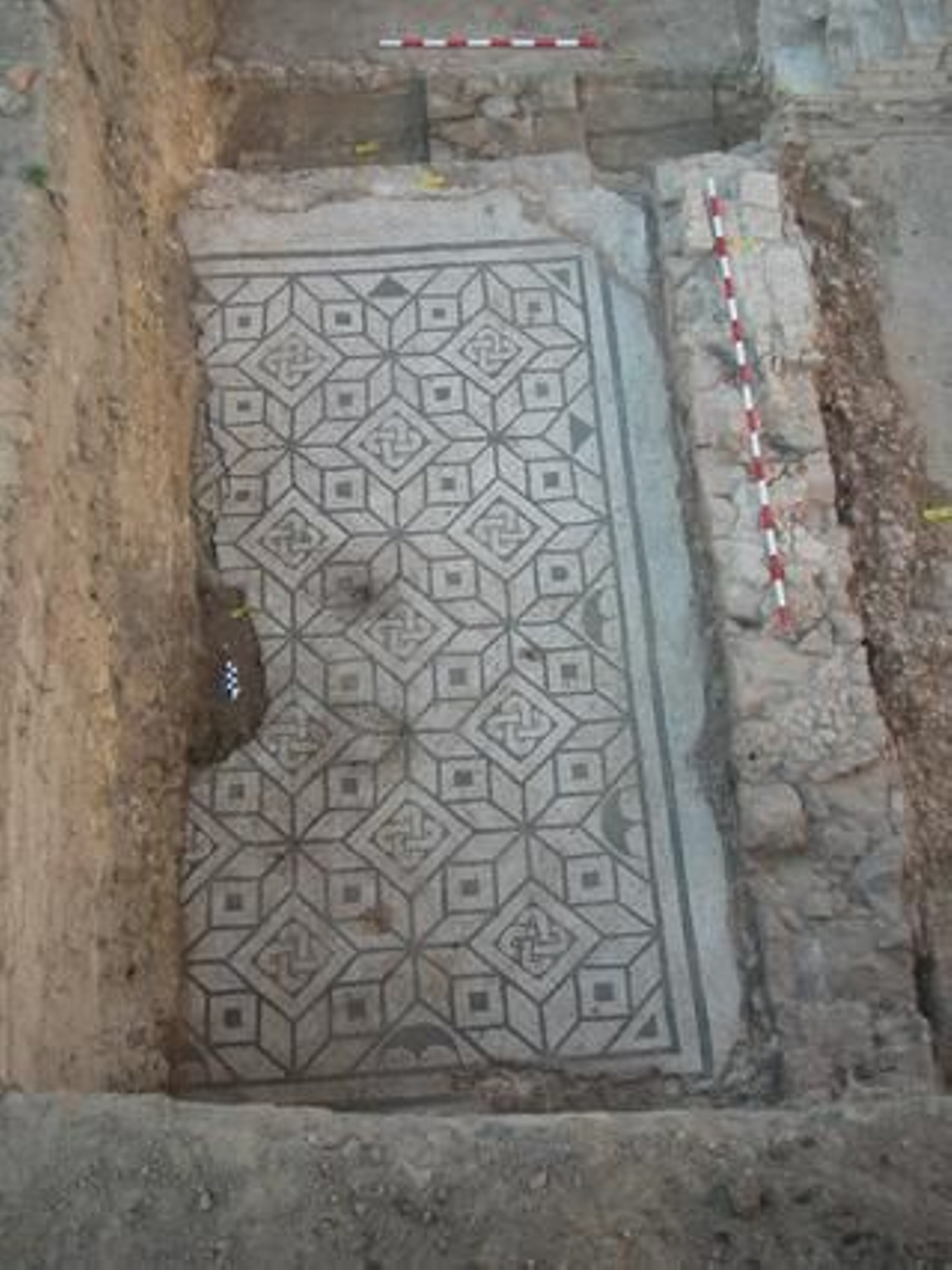 Vista aérea del mosaico del Hospitium de los Delfines.

Foto: Diario de Sevilla