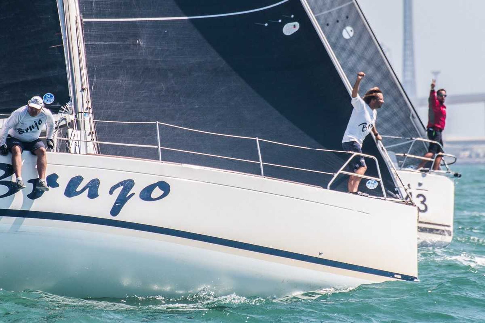 Tripulantes del ‘Brujo’ en primer término durante la disputa de la prueba de este viernes.