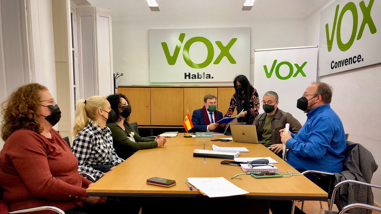 Los concejales de Vox en San Fernando, Carlos Zambrano y Francisco Paredes, en una reunión con las trabajadoras de ayuda a domicilio.