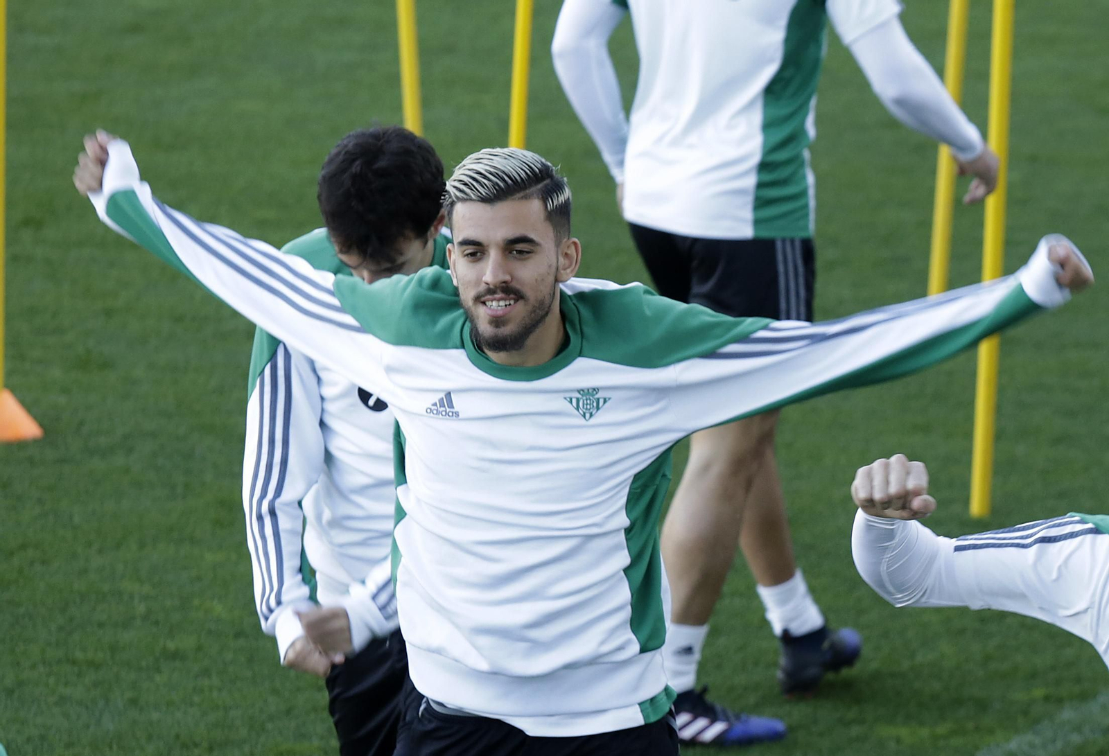 Dani Ceballos, con los brazos abiertos, en un momento del entrenamiento.