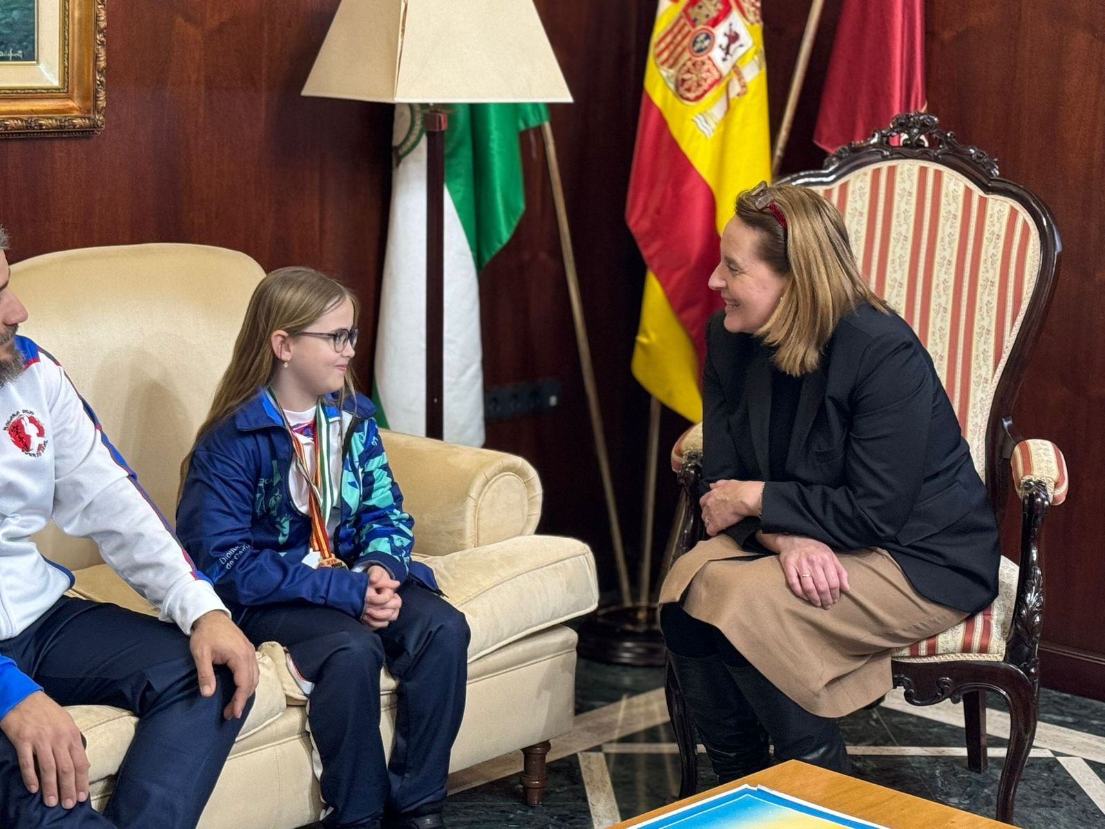 La alcaldesa de Puerto Real y Cloe Delgado en la recepción