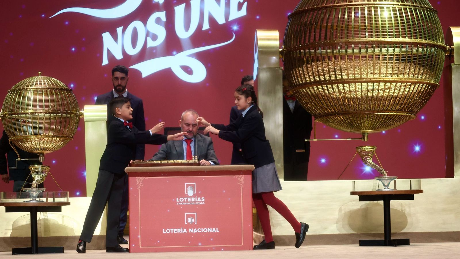 Dos niños del Colegio de San Ildefonso, cantan el tercer premio de la Lotería de Navidad 2025