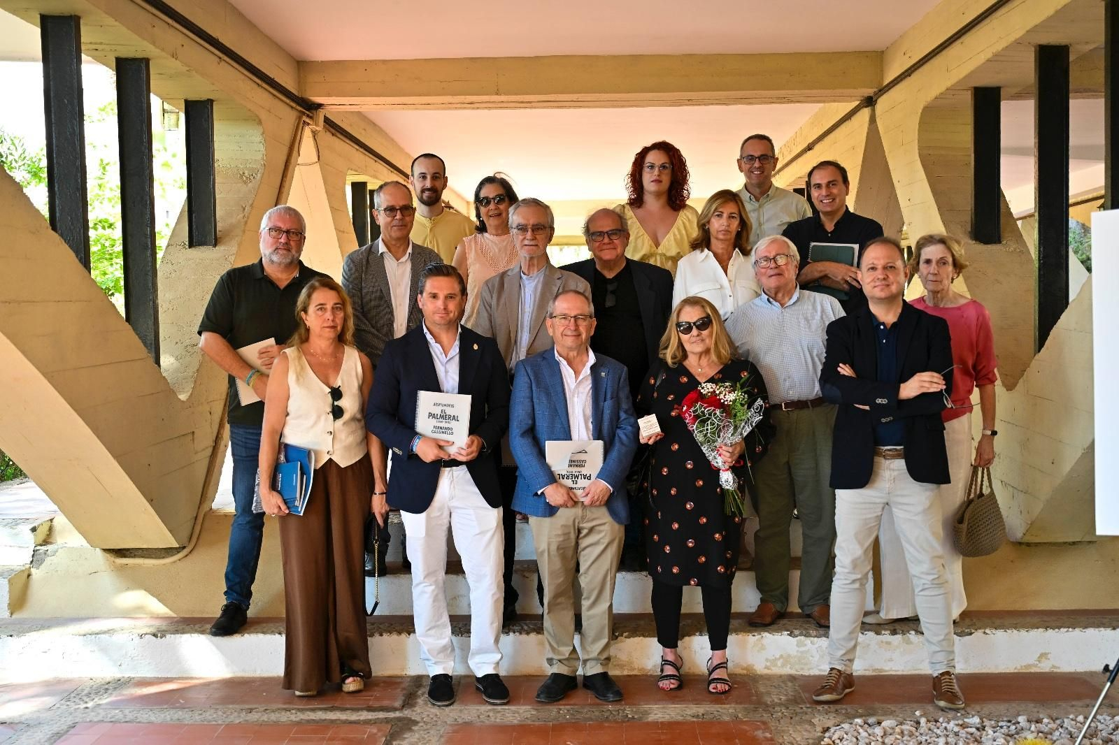 Arquitectos, la familia Cassinello, propietarios y el edil de Urbanismo de Roquetas, en los bajos de El Palmeral.