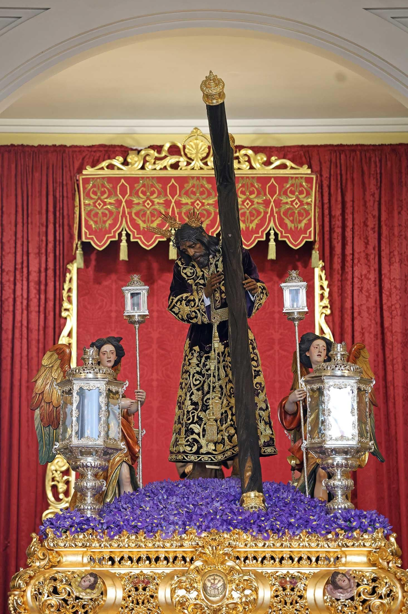 Imágenes de la visita del presidente de la Junta de Andalucía, Juanma Moreno, a la hermandad del Calvario de Huelva