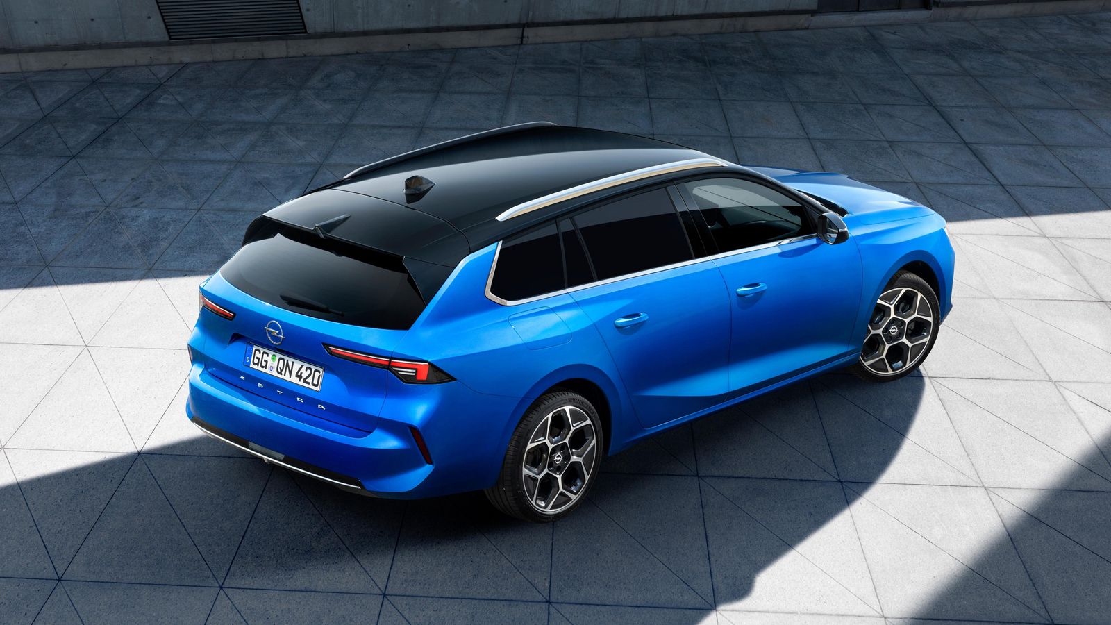 El Astra Sports Tourer será el primer familiar de Opel con motores electrificados. Tendrá versiones de 180 y 225 CV.