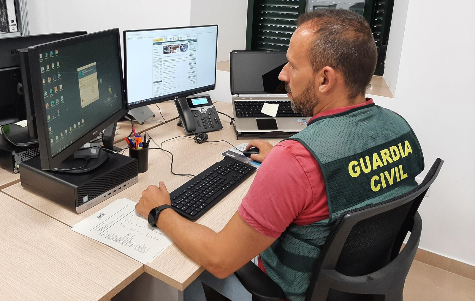 Un miembro del equipo @ de la Guardia Civil de Córdoba. Un miembro del equipo @ de la Guardia Civil de Córdoba.