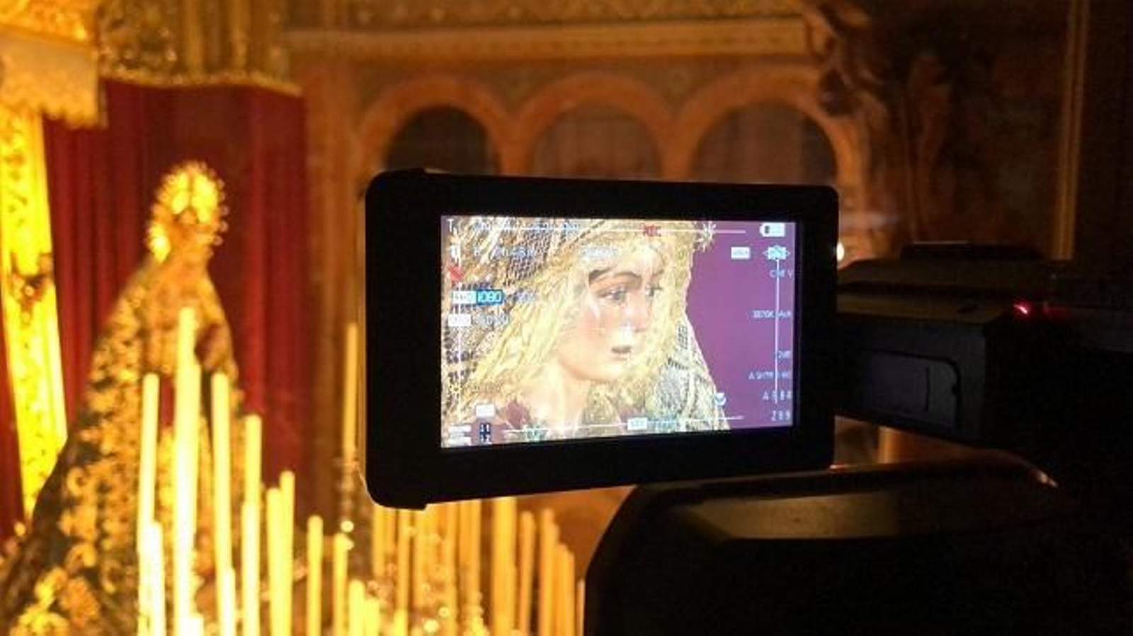 Una cámara capta el primer plano de la Esperanza Macarena