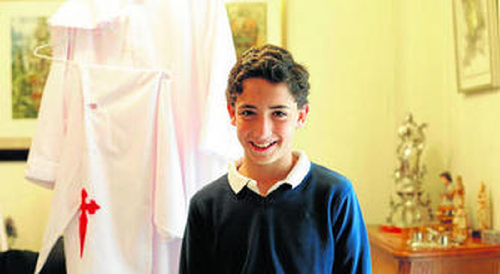 Arturo Candau Álvarez-Dardet ayer en su casa con la túnica que vestirá el Domingo de Ramos.