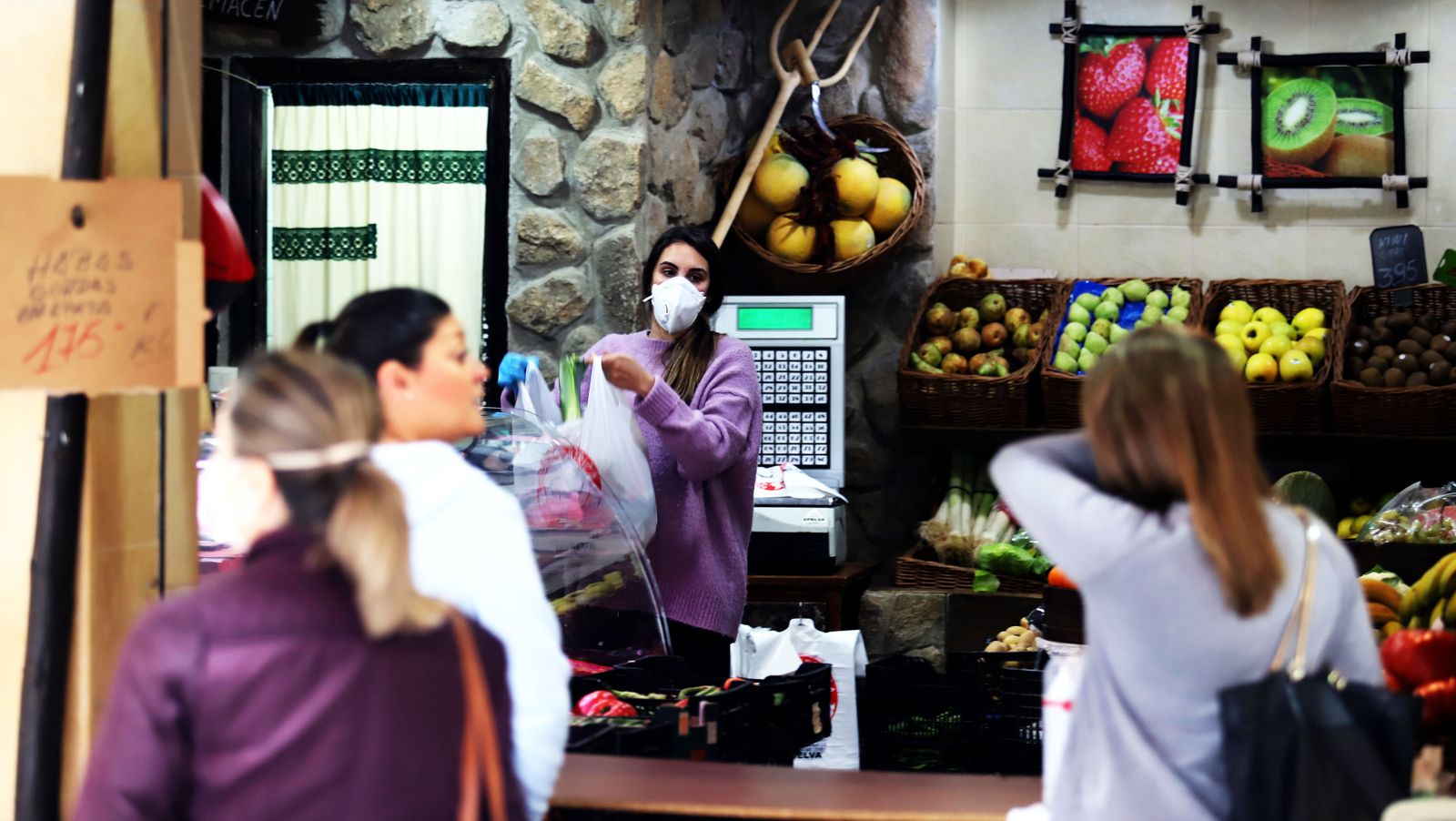 Imágenes de la actividad en las pequeñas tiendas de alimentación, fruterías y pescaderías