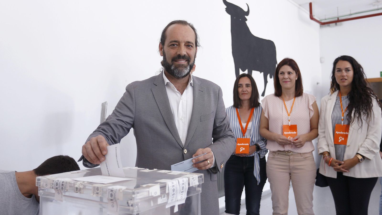 El candidato de Cs a la Alcaldía, Juan Cassá, votando