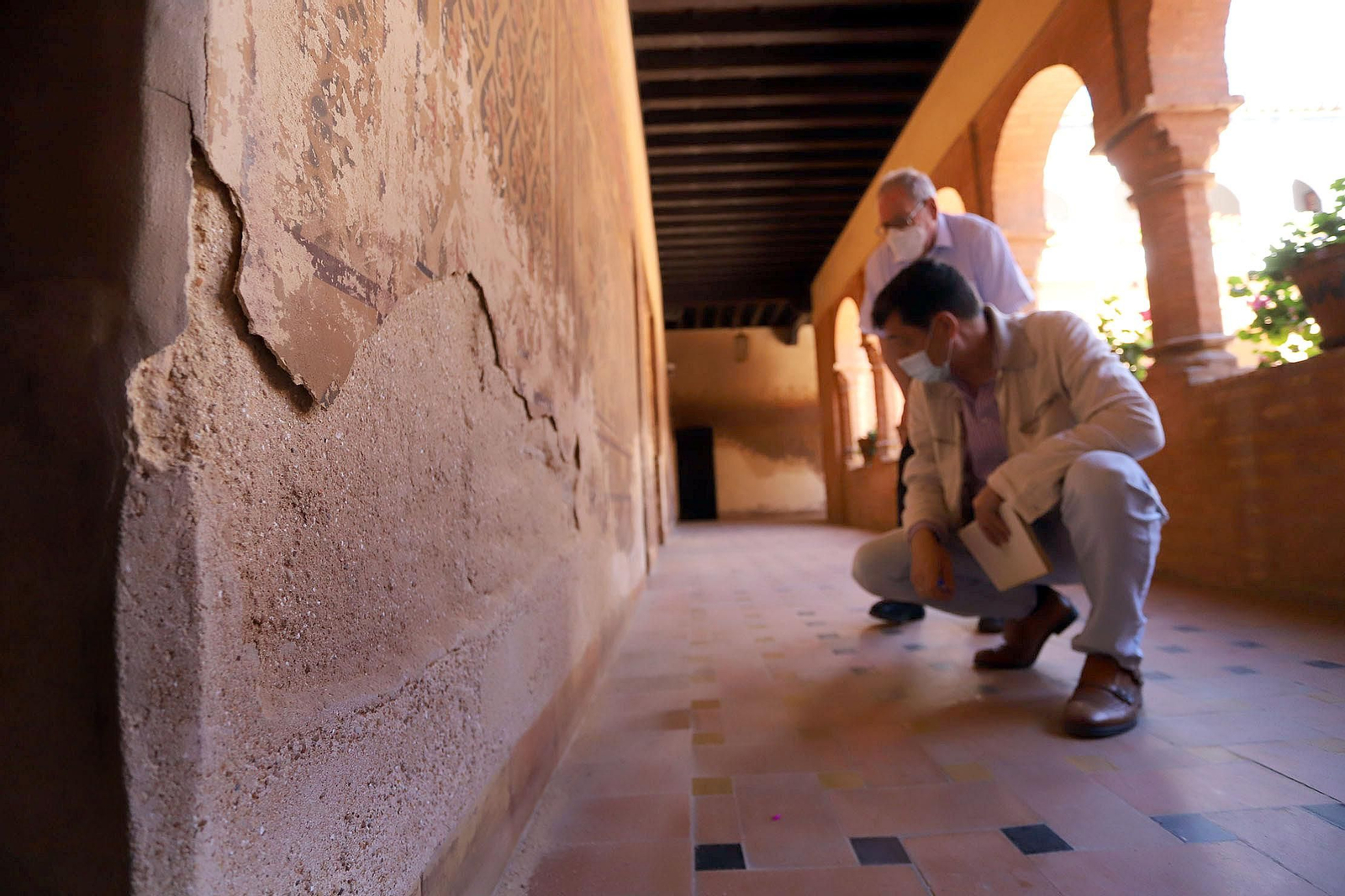 Estado de deterioro en el que se encuentra las pinturas murales del patio mudéjar de La Rábida.