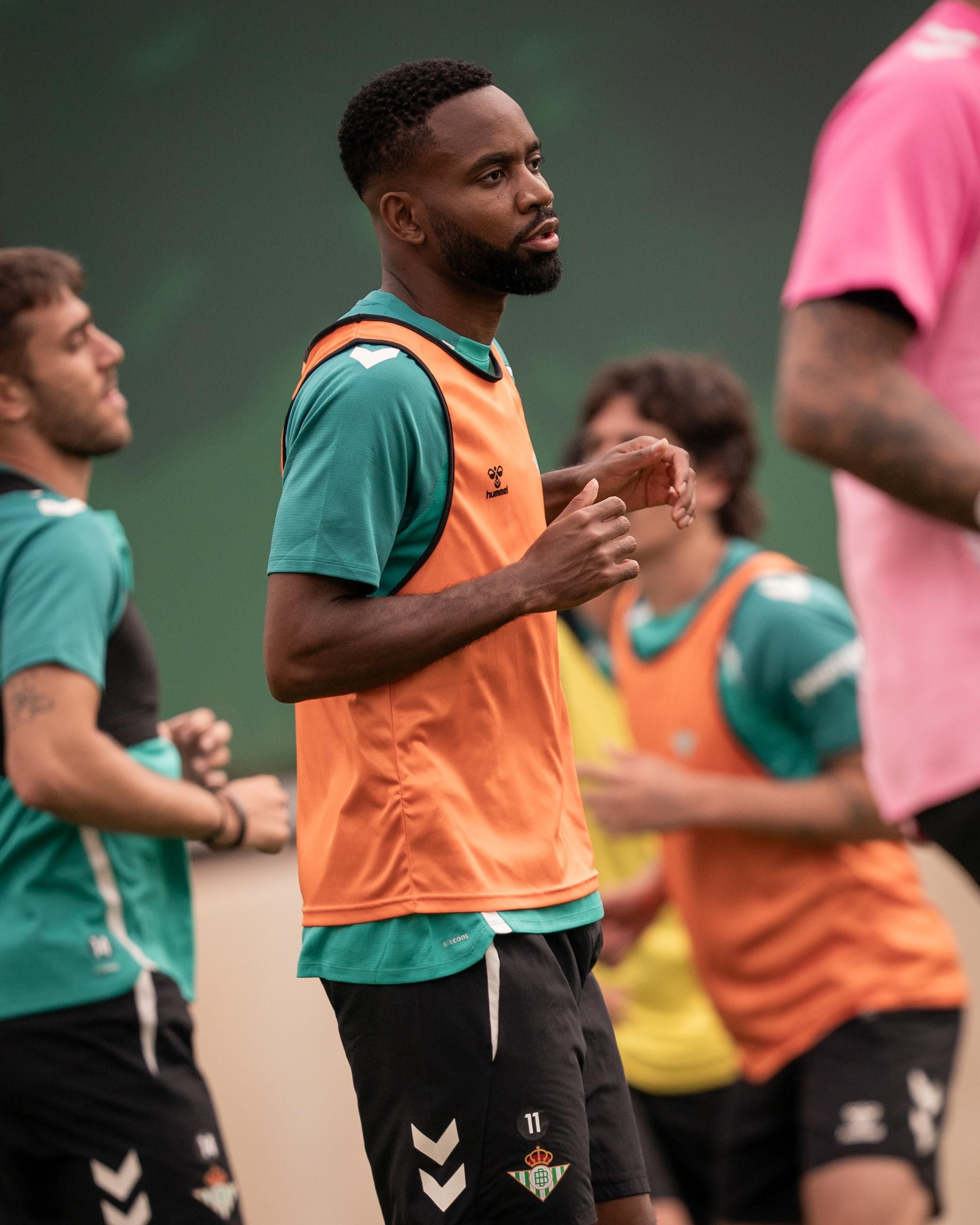 El Betis maneja una propuesta por Bakambu a última hora