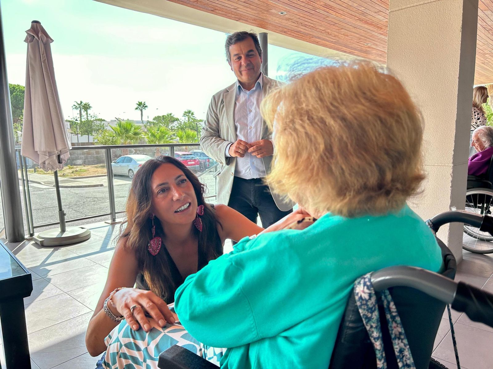 Loles López visita el centro residencial Bouco en Aljaraque.