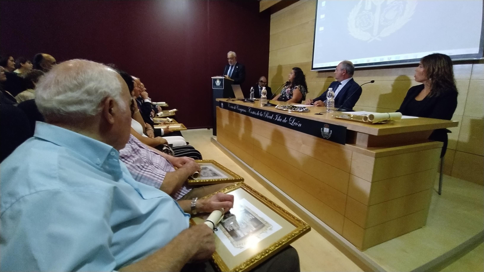 Homenaje a los hermanos más antiguos de la Soledad en San Fernando