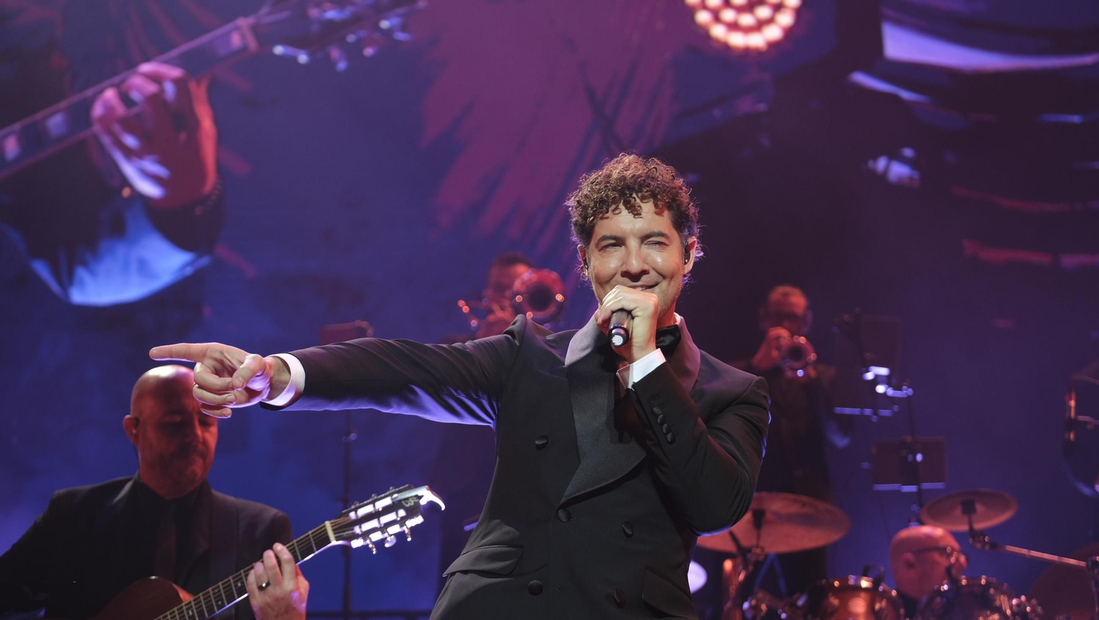 David Bisbal enamora a su Almería en el inicio de la gira 'Todo es Posible en Navidad', en fotografías