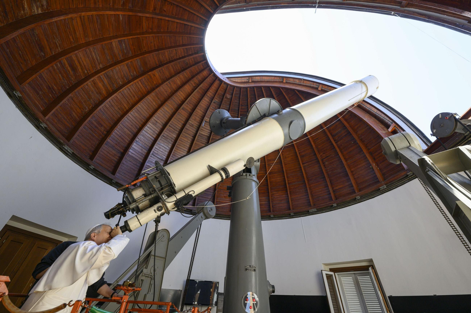 El papa León XIV visita el observatorio astronómico vaticano de Castel Gandolfo.