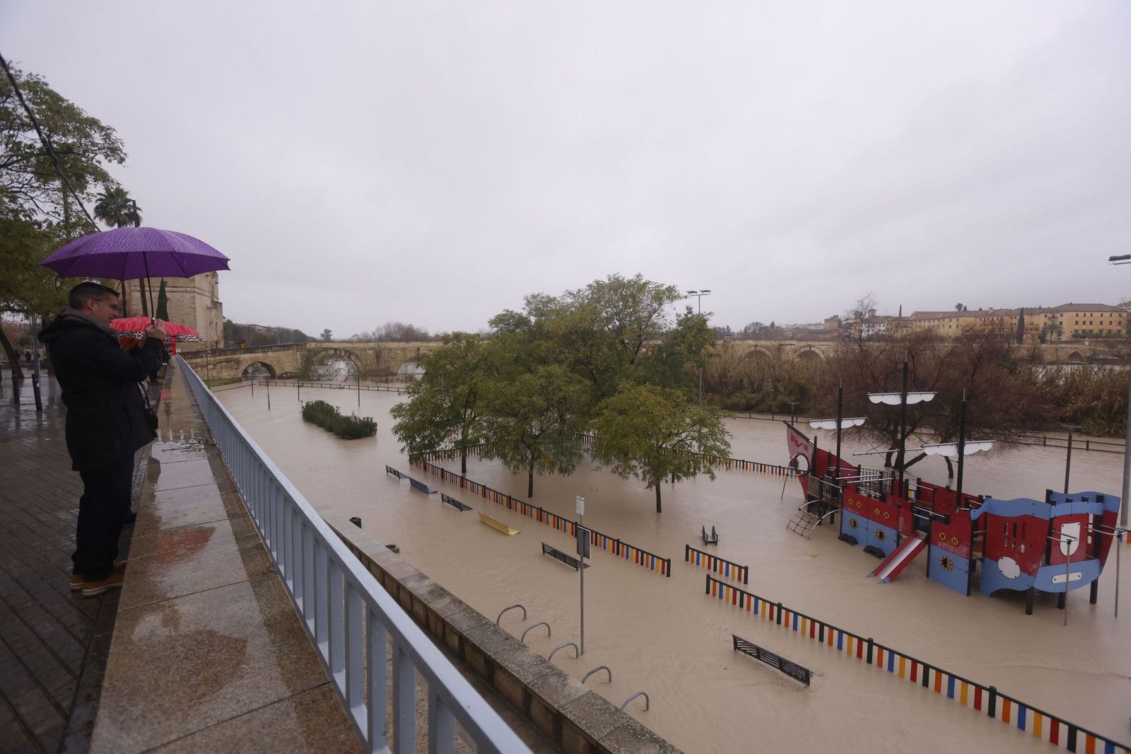 Así se muestra el río Guadalquivir a su paso por Córdoba a la espera de otra crecida