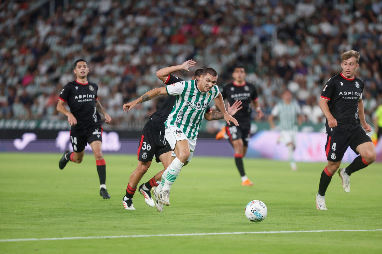Adri Fuentes deja atrás a Barzic en una ocasión clara de gol.