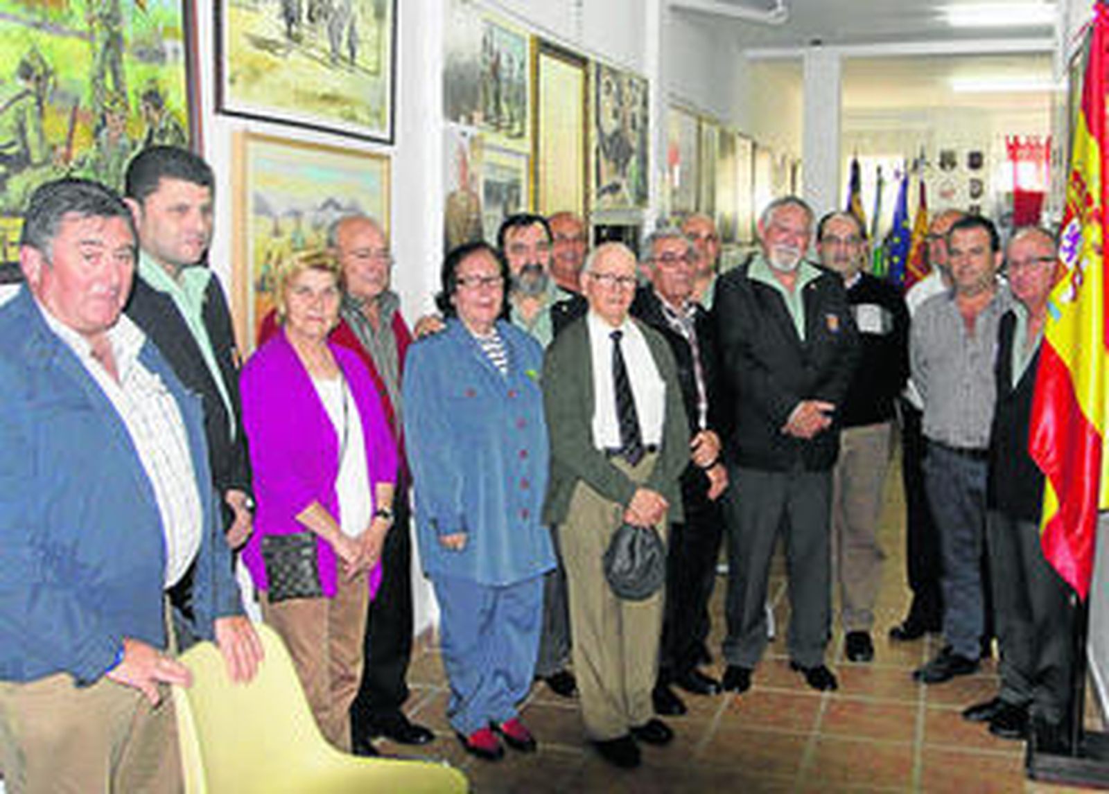 El teniente coronel Montes posa junto a los miembros de su junta directiva en la sede de la hermandad.