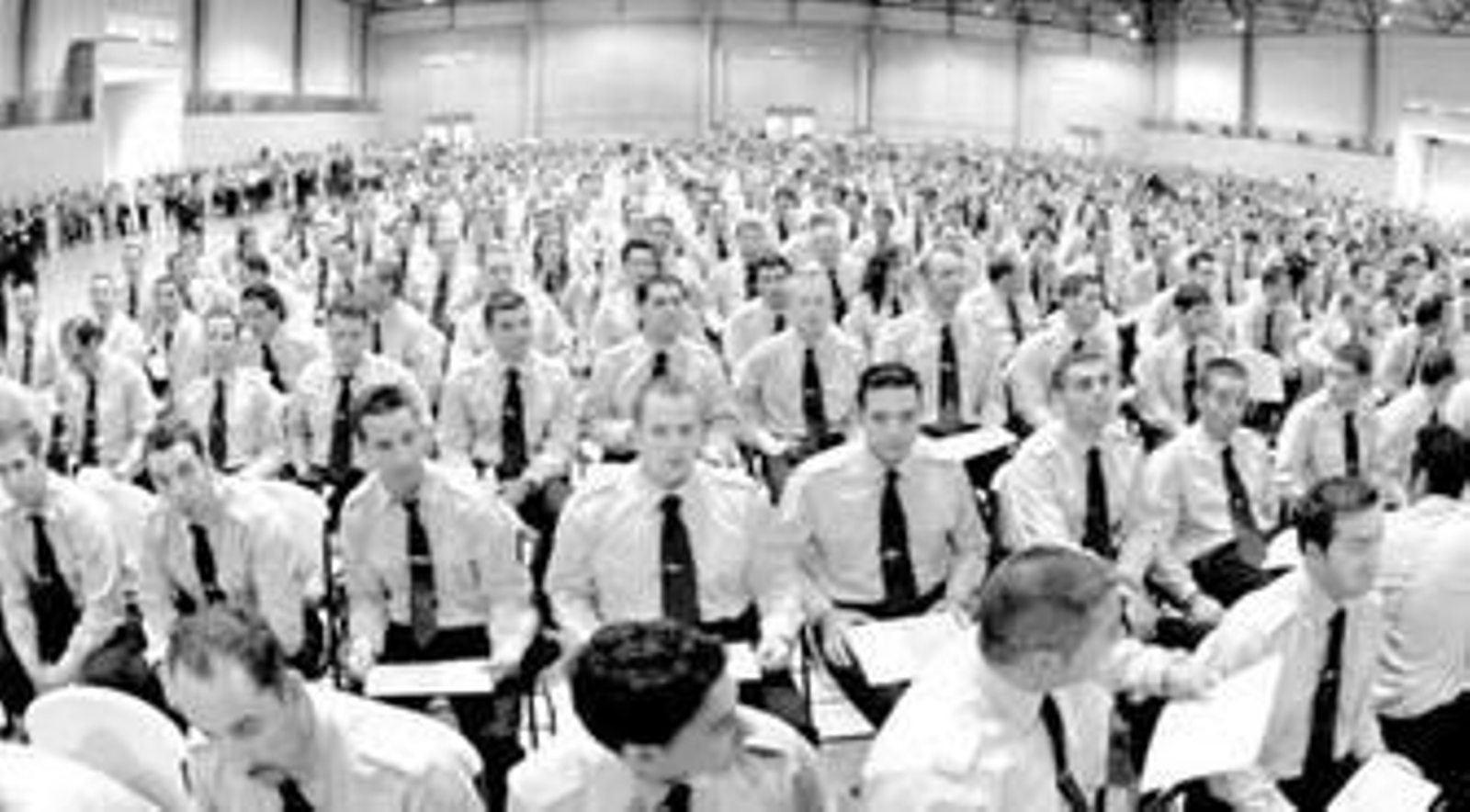 Momento de la entrega de diplomas a los nuevos policías locales.