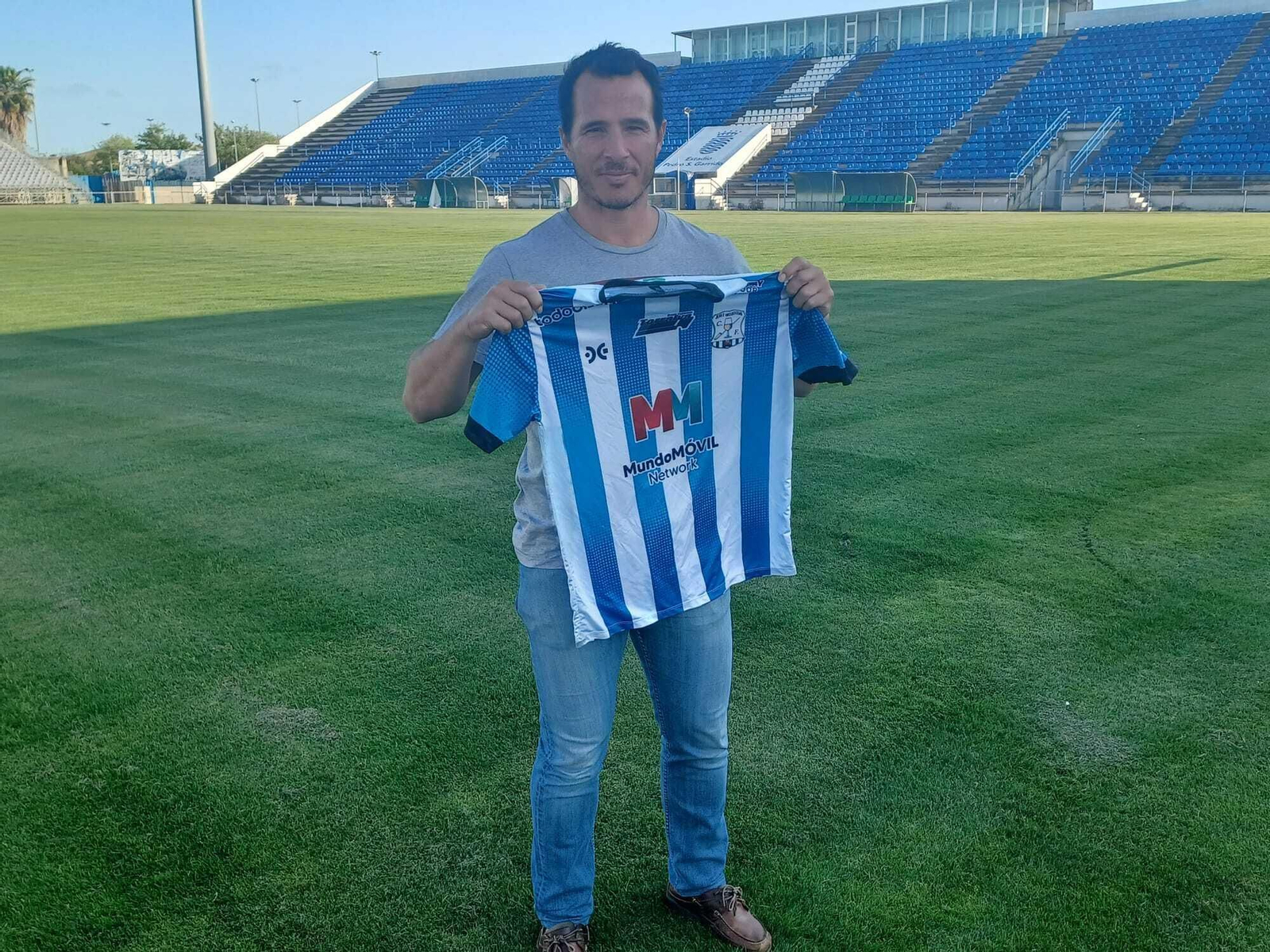 Bruno Herrero muestra una camiseta del Jerez Industrial en el Pedro Garrido.