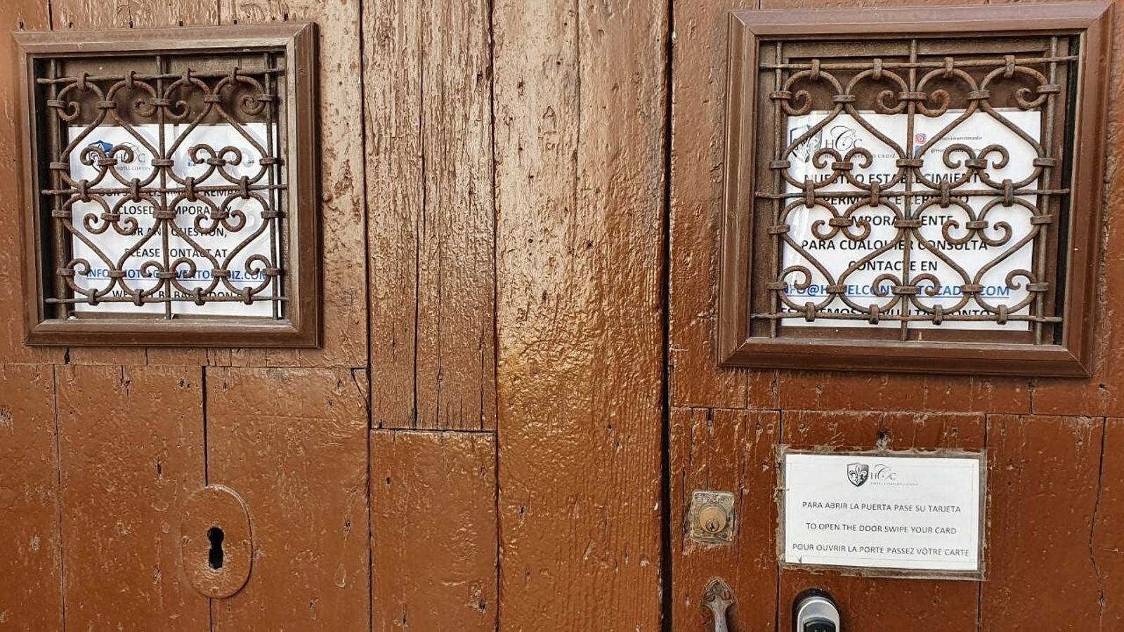 El Hotel Convento Cádiz luce un cartel en la puerta anunciando el cierre del establecimiento.