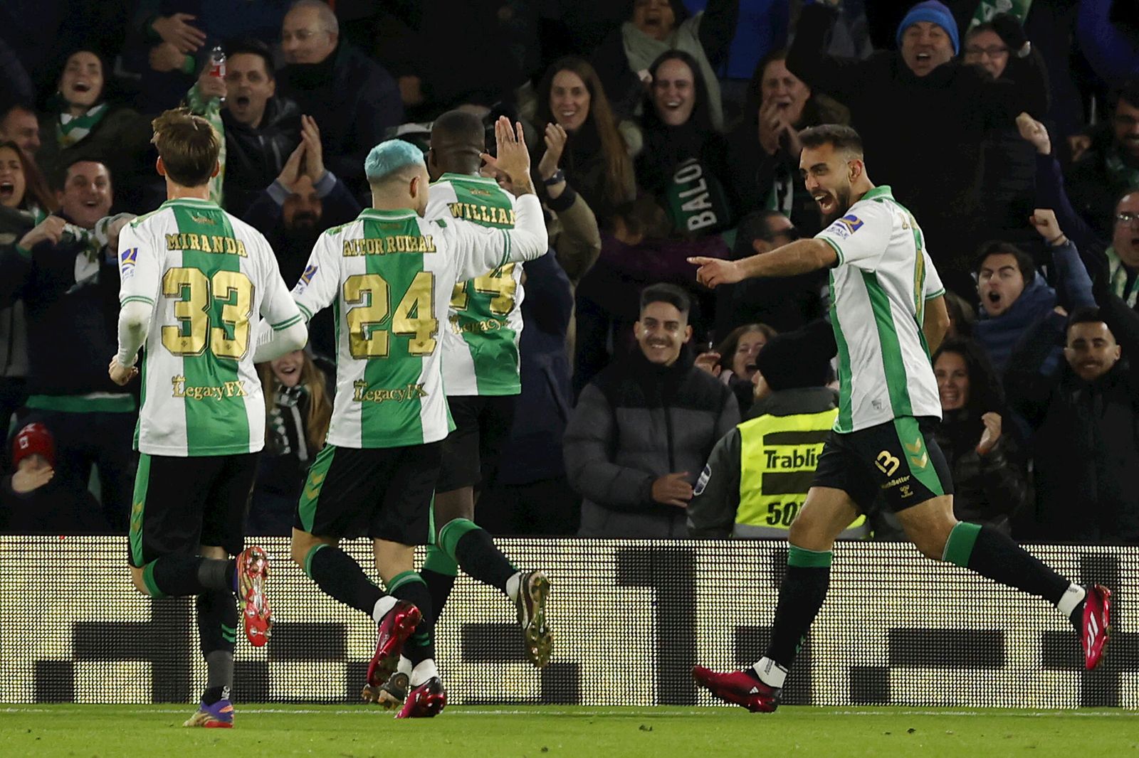 Borja Iglesias celebra un gol a Osasuna.