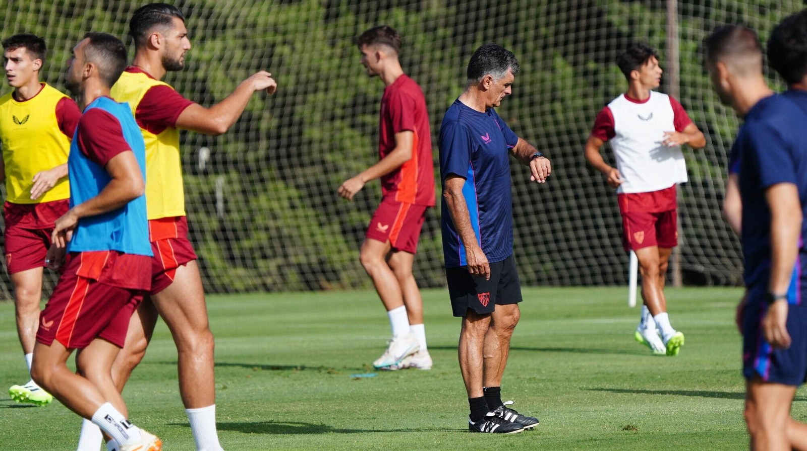 Mendilibar mira el reloj en una sesión de trabajo en Montecastillo.