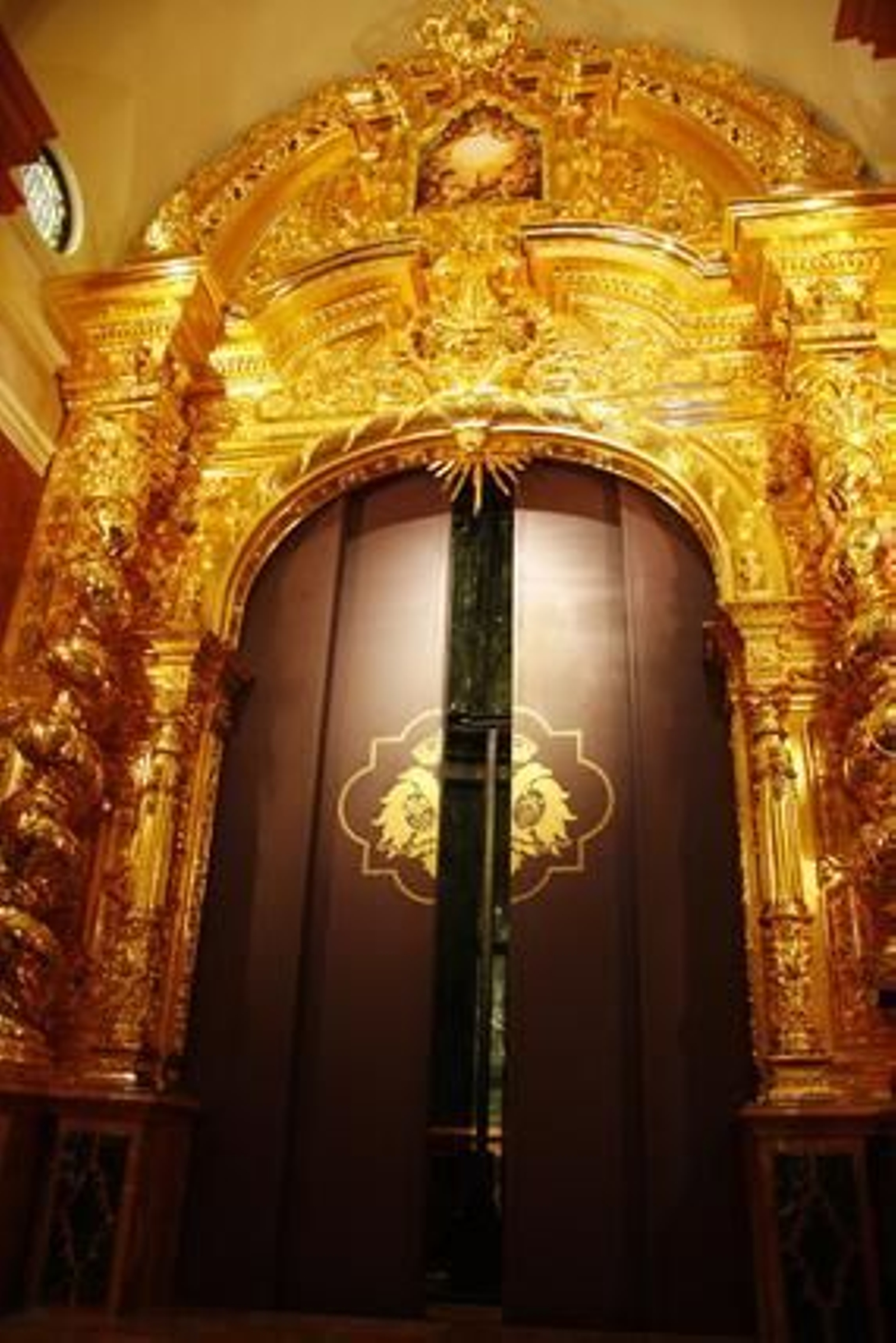 Mármol, bronce y madera son los materiales que forman el monumental retablo que acogerá al Cristo de la Expiración.

Foto: Victoria Hidalgo