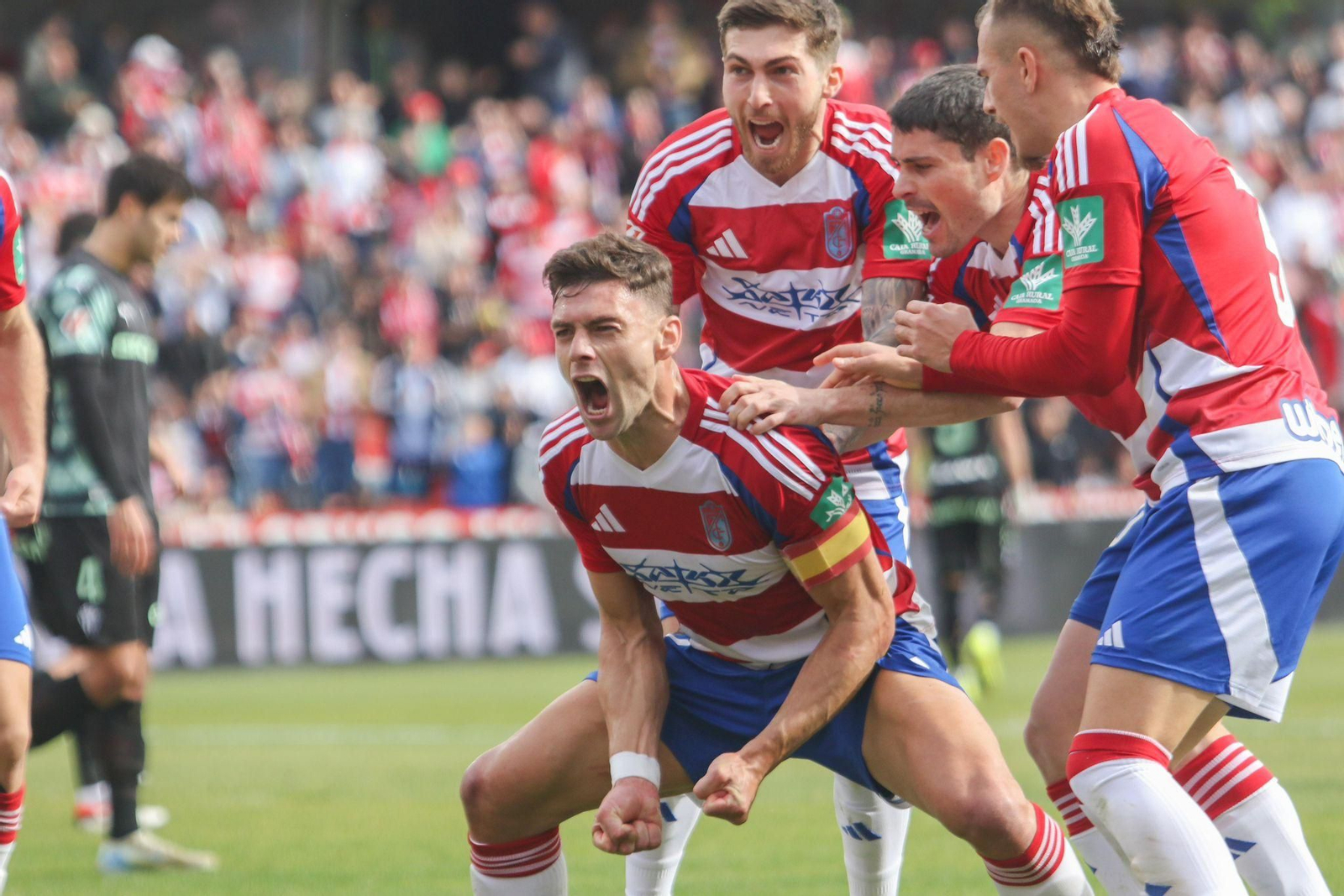 Boyé, que cuajó un gran partido, celebra el primer tanto de los rojiblancos.