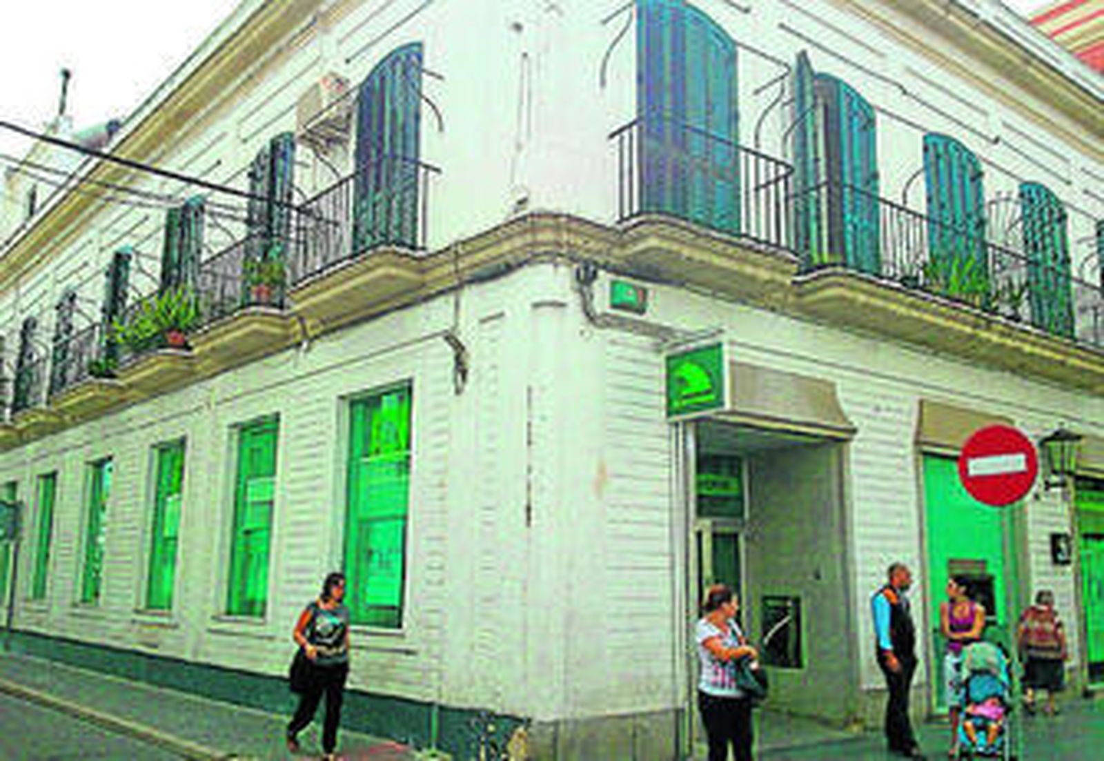 Una de las sucursales de Caja Madrid de la ciudad, en la calle Larga.