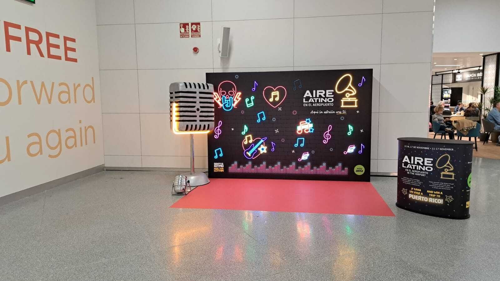 Escenario para conciertos en directo en el aeropuerto de Sevilla