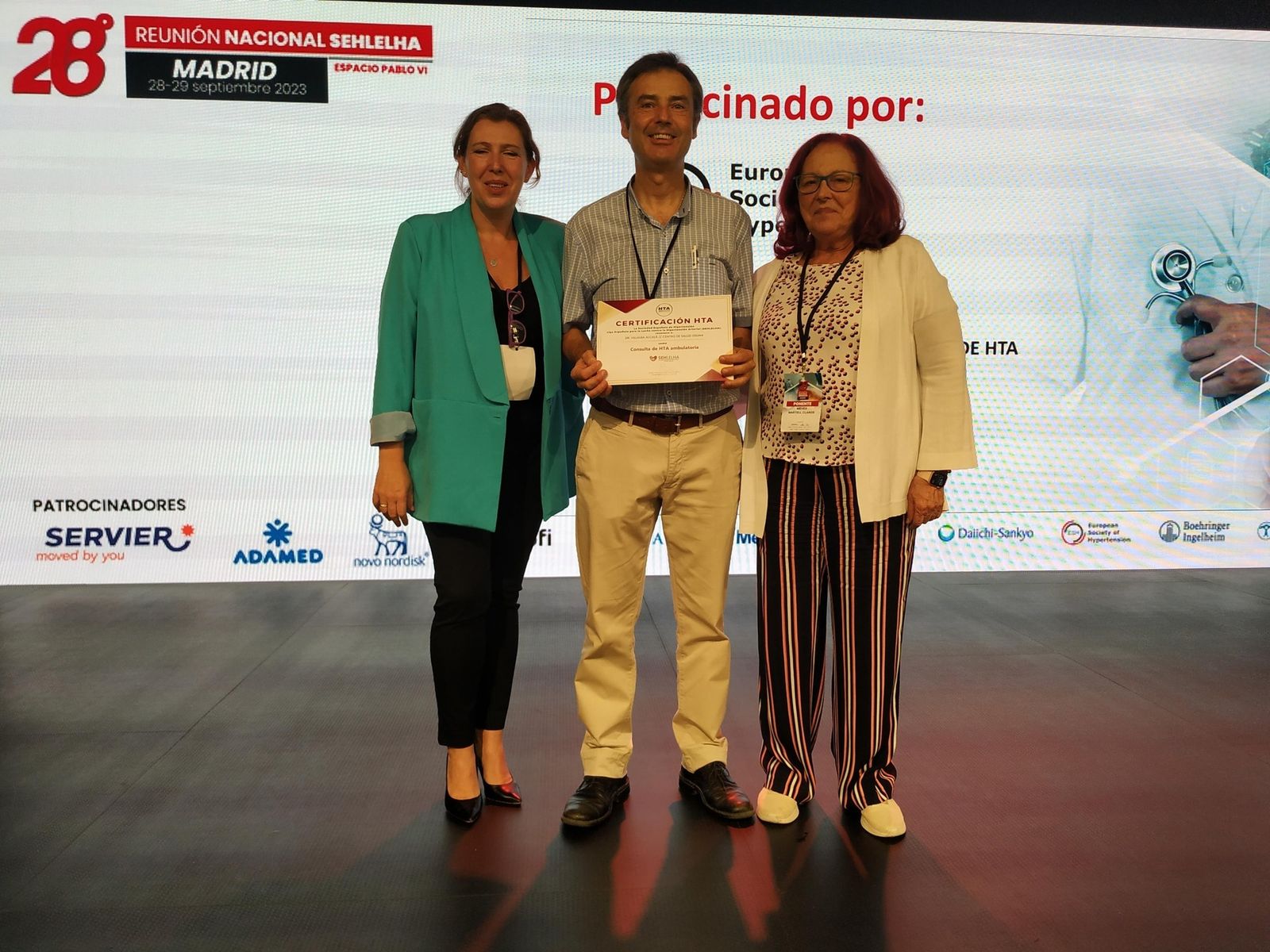 El doctor Francisco Villalba tras recoger el premio de la SEHLELHA.