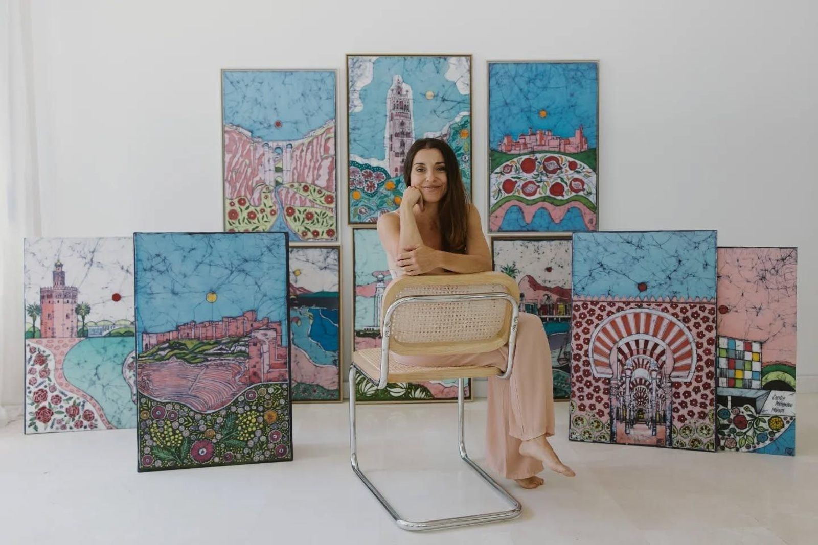 Rocío Tovar (Volahora) con su colección de obras.