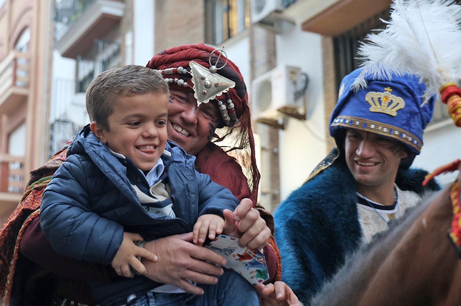 Imágenes del Heraldo Real anunciando la llegada de los Reyes Magos a Huelva