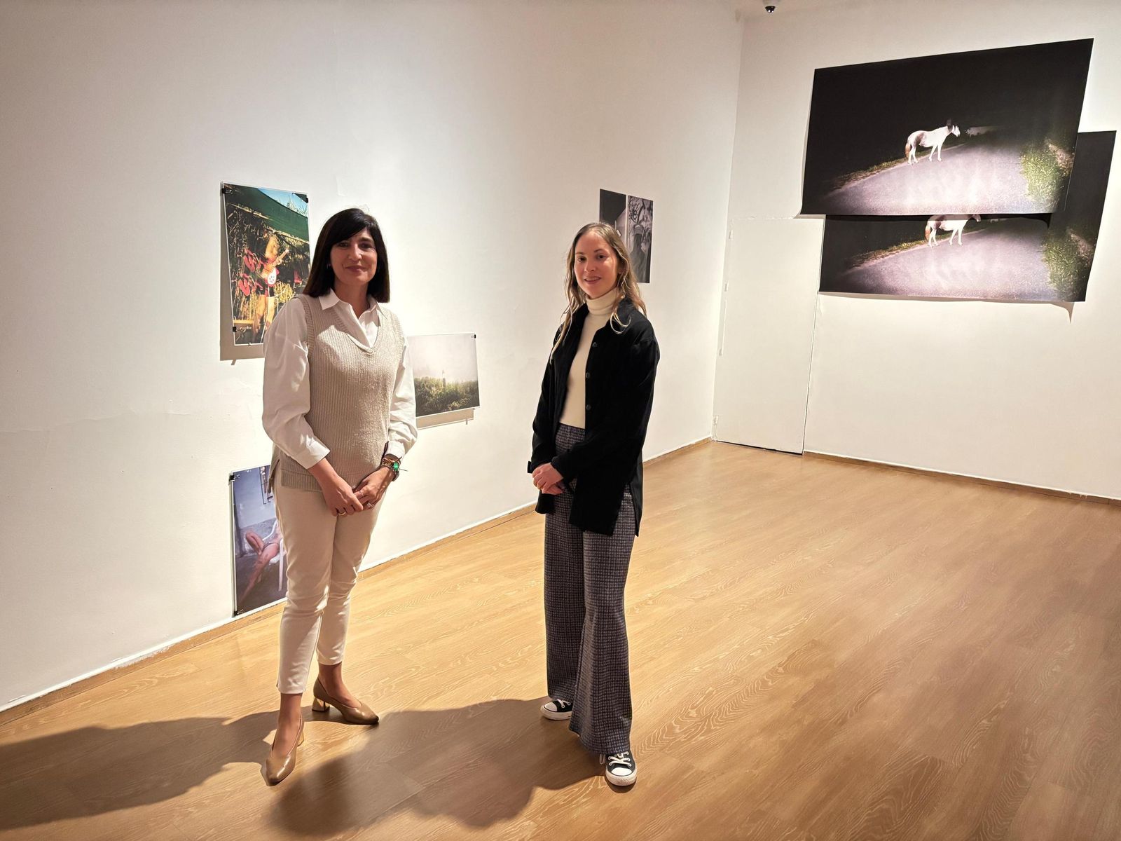 La diputada  Pilar Caracuel junto a la autora y varias de las obras expuestas.