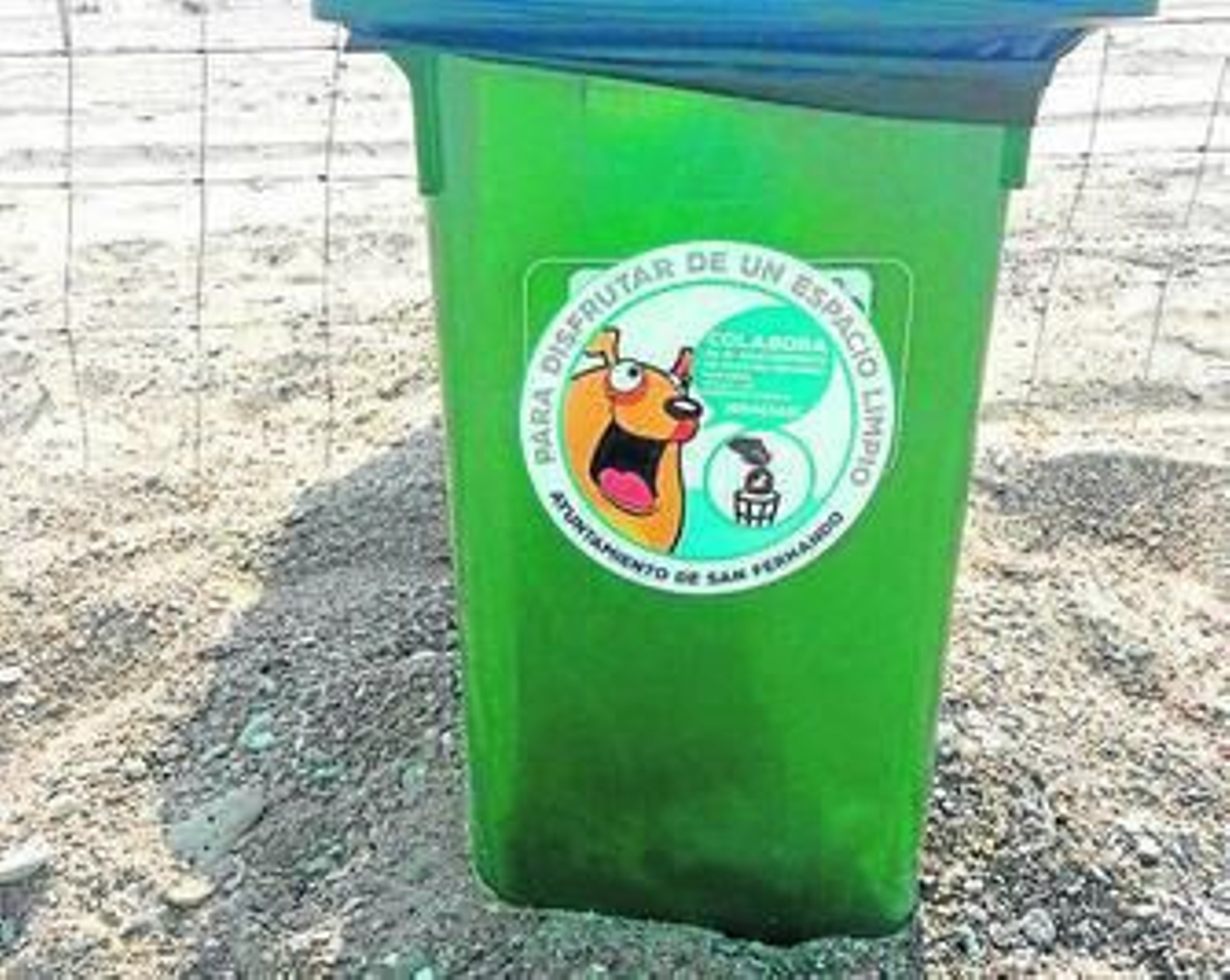 1. Uno de los perros que disfrutaba el primer día de la playa junto a su dueño, que la mantiene sujeta con una correa. 2. Papelera colocada en la zona reservada. 3. Cartel que prohibe el paso de perros a la zona de servicios.