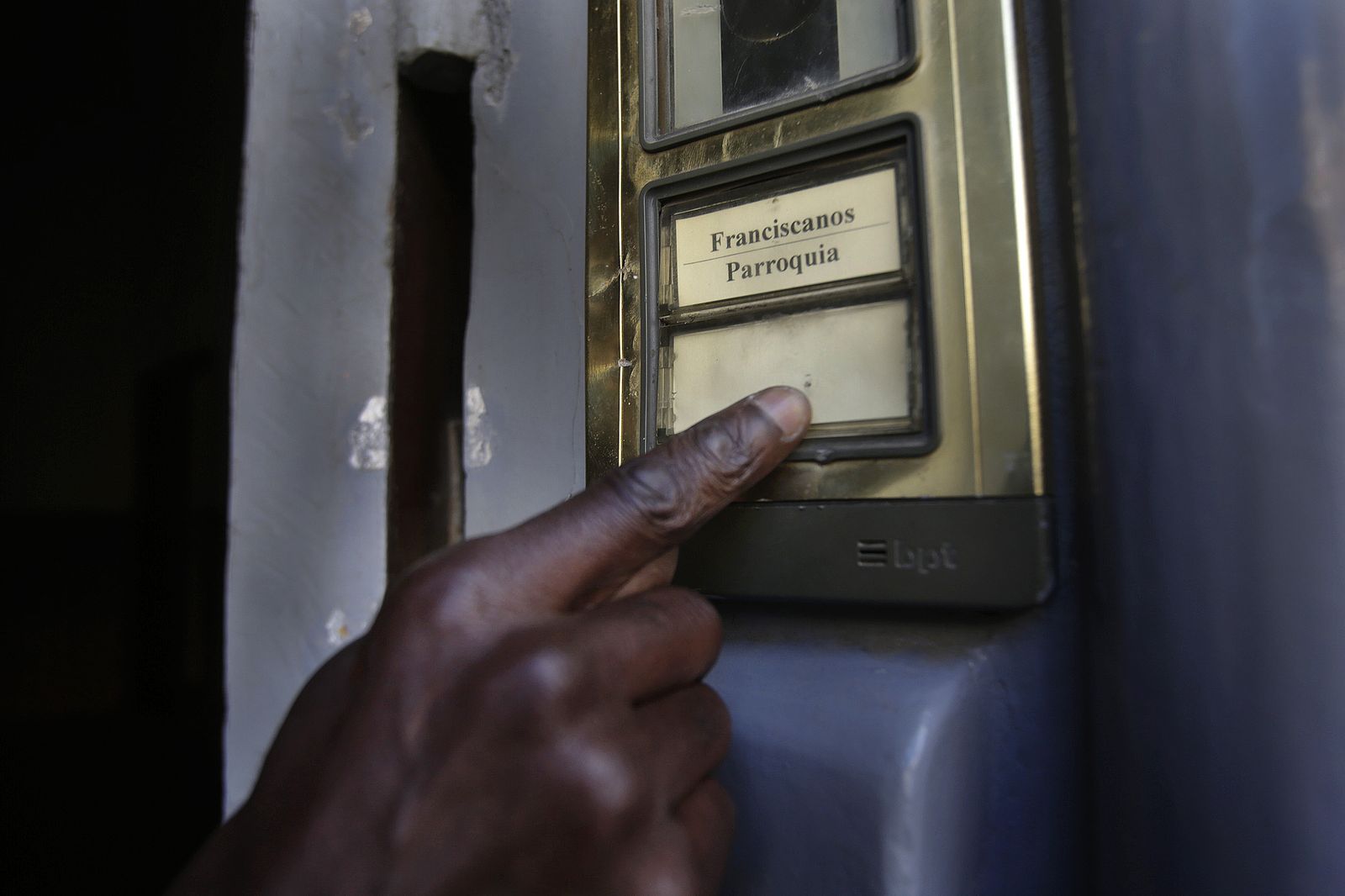 Un subsahariano llama a la puerta del convento franciscano, junto a la Catedral de Tánger.