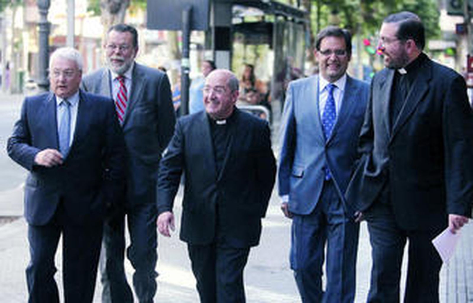 Juan Ojeda, Salvador Blanco, Santiago Gómez Sierra, Antonio Barral y Fernando Cruz Conde llegan ayer a la Asamblea.
