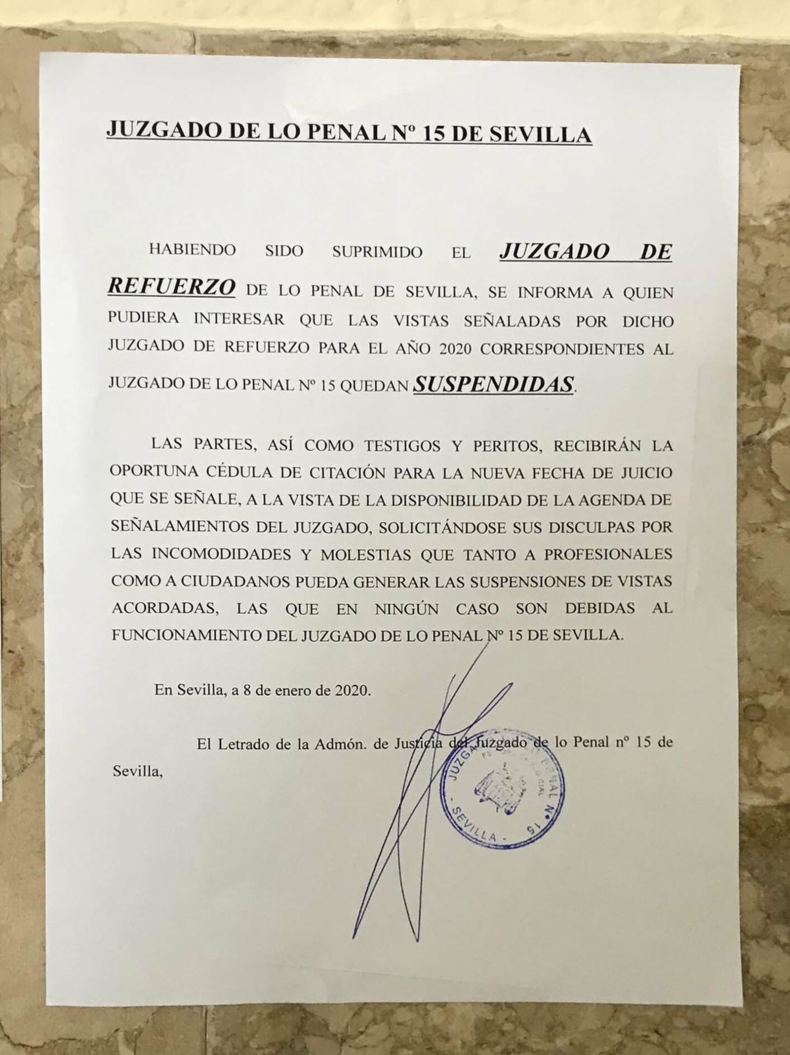 El cartel que anuncia las suspensión de los juicios por la supresión del juzgado de refuerzo.