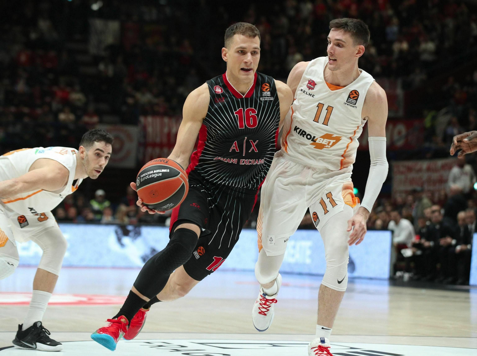 Nemanja Nedovic bota el balón ante el Baskonia.