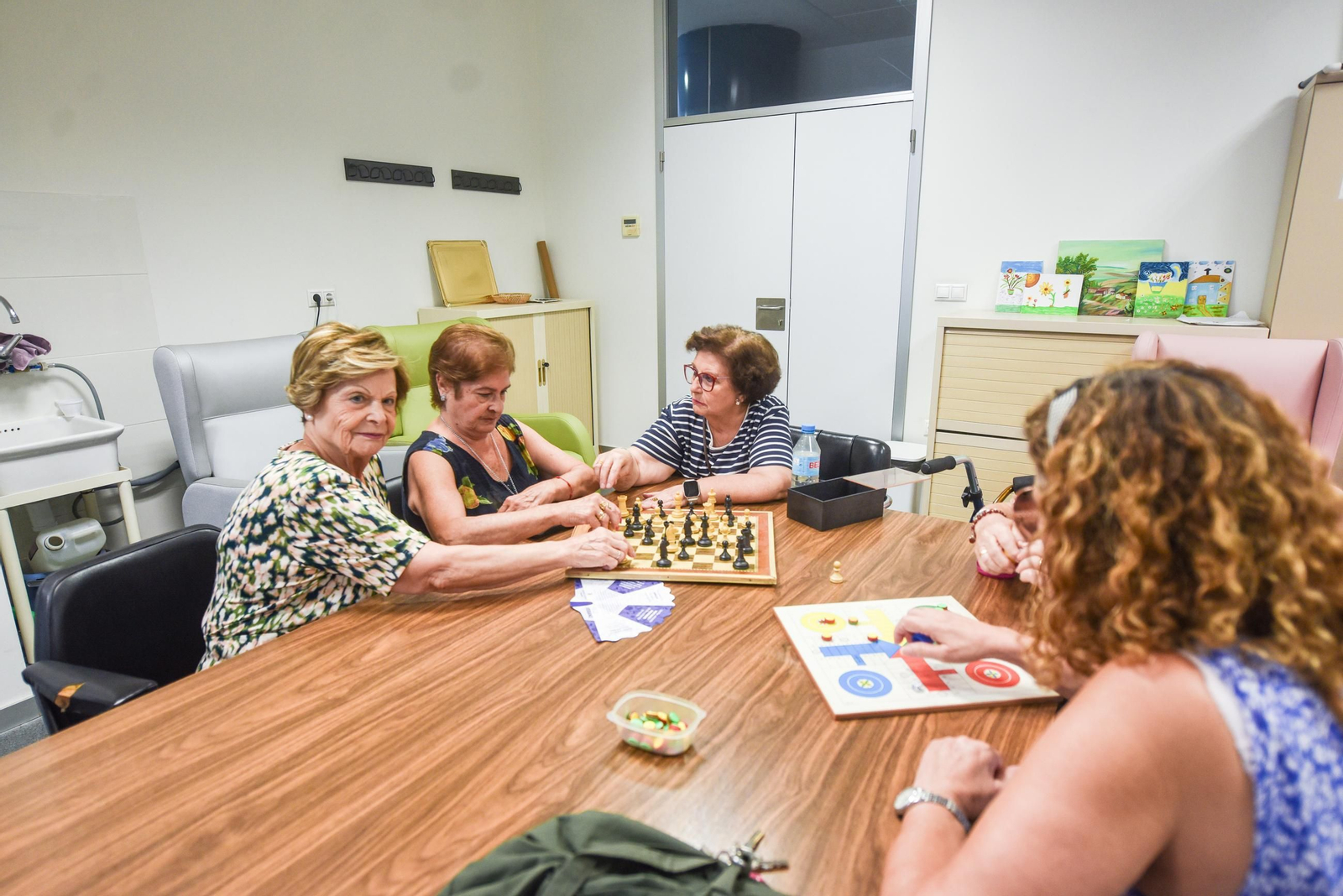 En imágenes, una mañana en el centro de participación activa para personas mayores de Huerta de la Reina