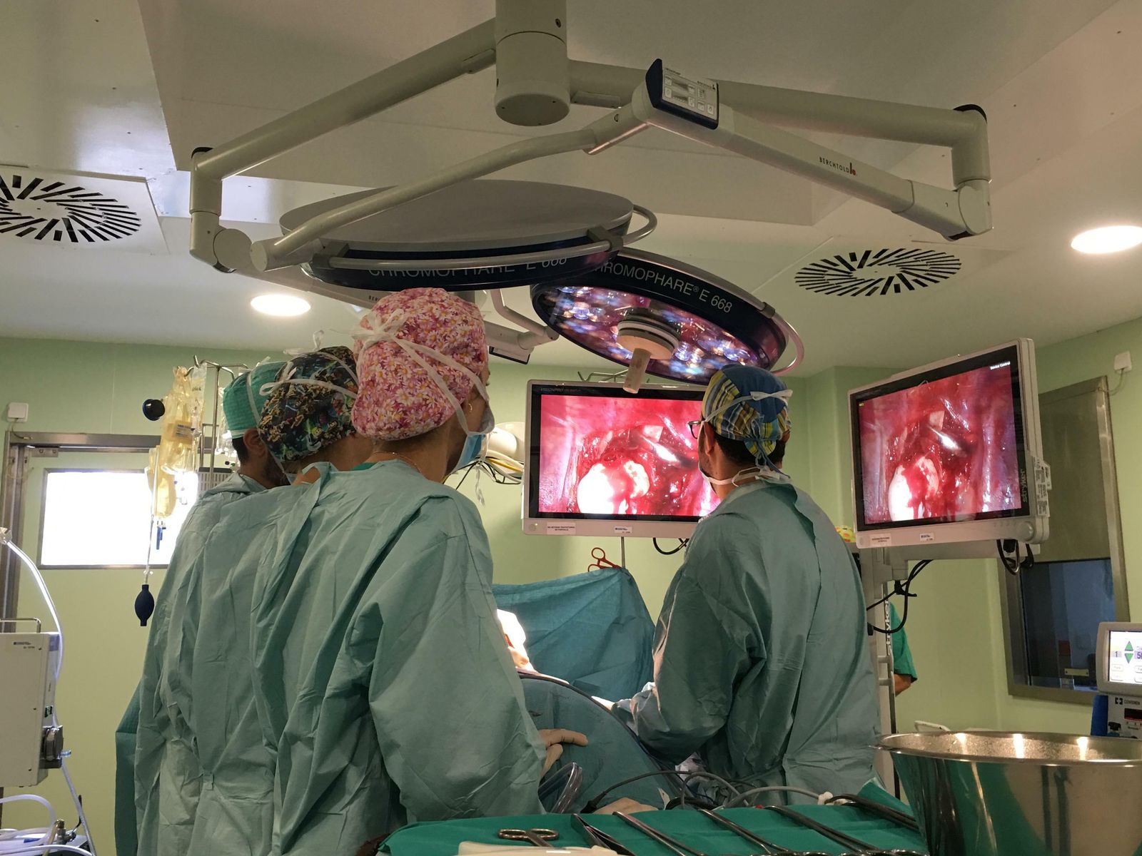 Profesionales sanitarios en un quirófano, cuyo mantenimiento, tanto de las instalaciones como del equipamiento, se encargan los ingenieros de hospital.