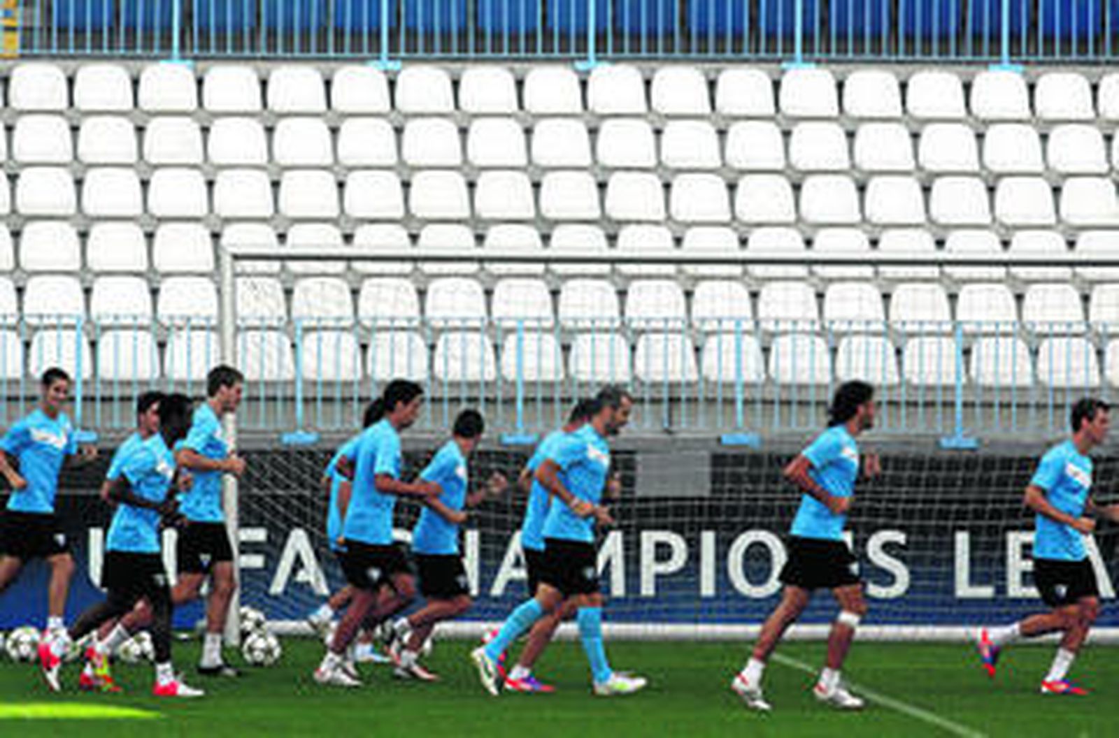 Parte de la plantilla del Málaga durante un entrenamiento de esta semana.