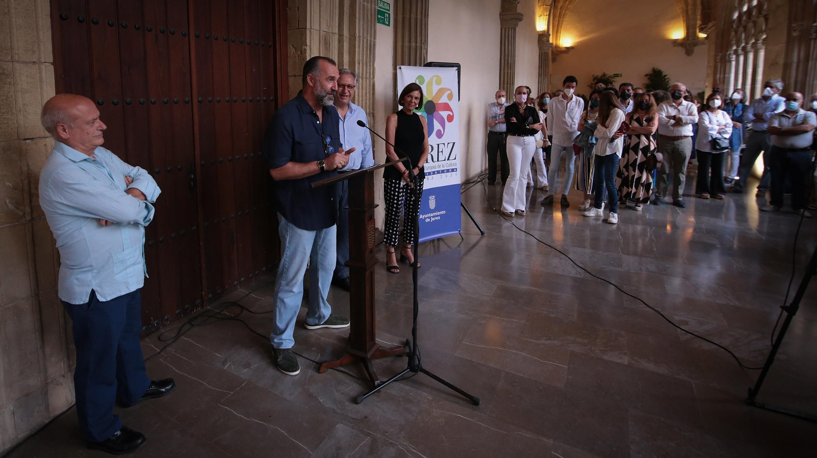 Paco Pérez Valencia, presentando esta tarde su muestra entre Bernardo Palomo, Francisco Camas y Carla Puerto.