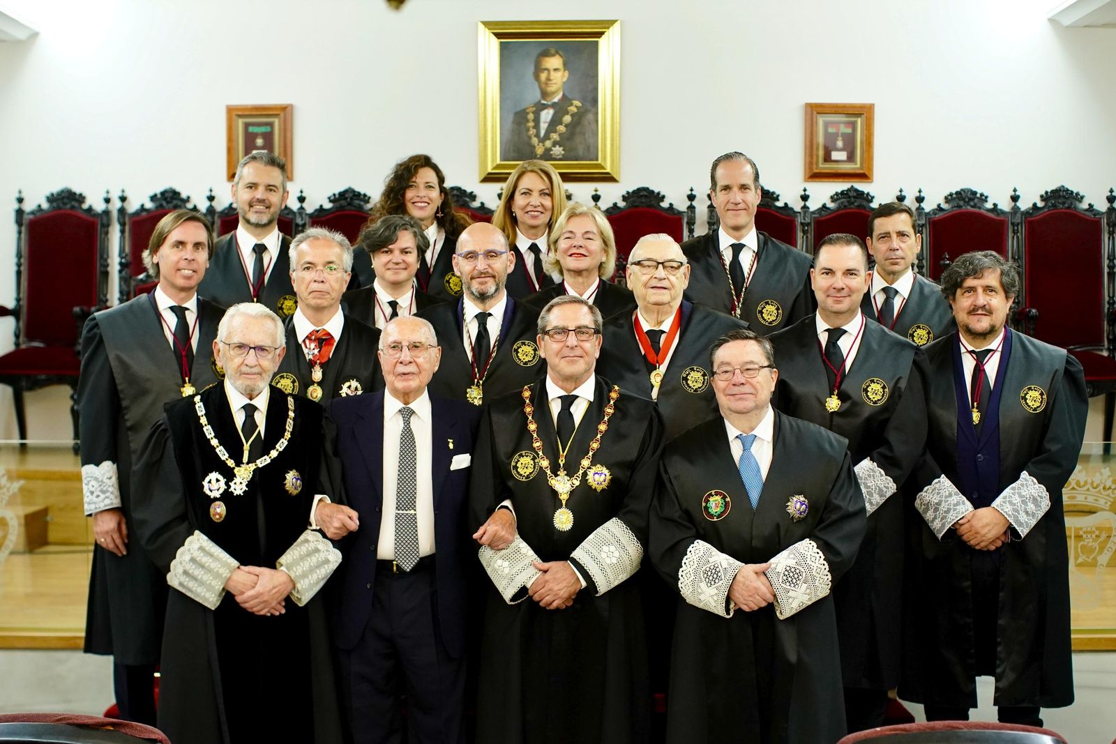 Miembros de la coorporación del Decanato del Colegio de Abogados posan junto al homenajeado.