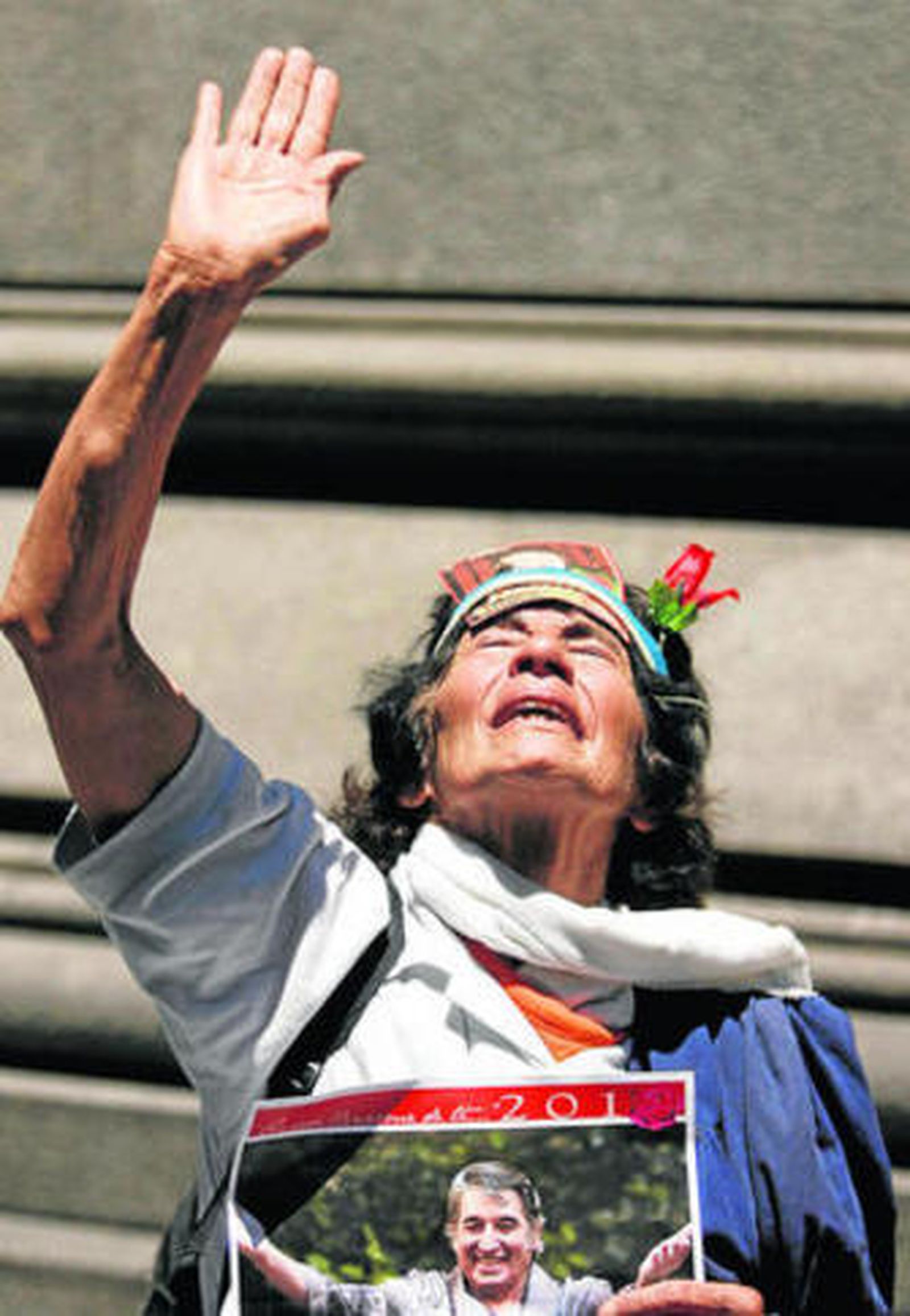 Una fan llora a Sandro a la salida del velatorio del cantautor argentino.